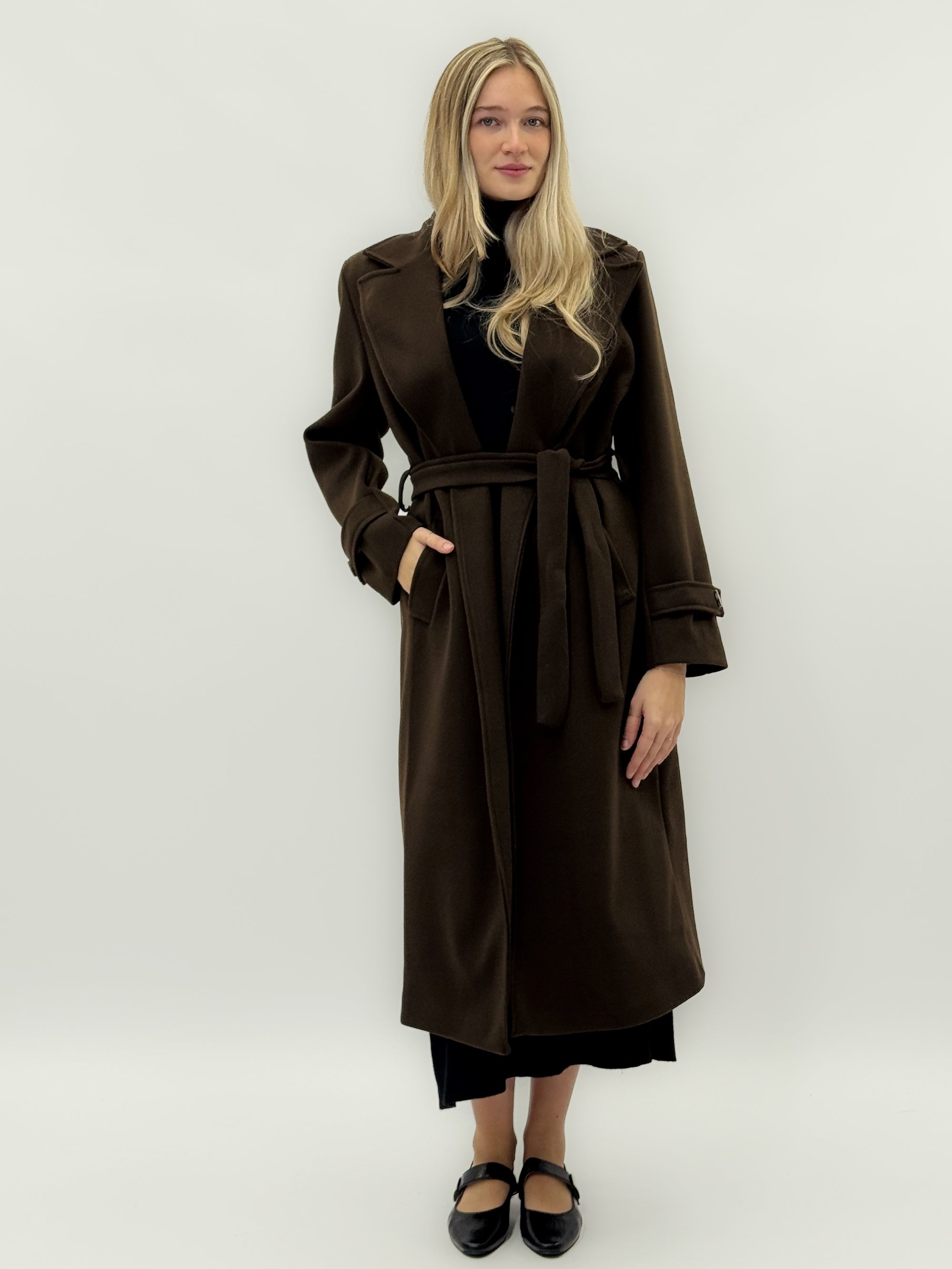 Cappotto lungo con cintura – Taglio svasato e revers classico