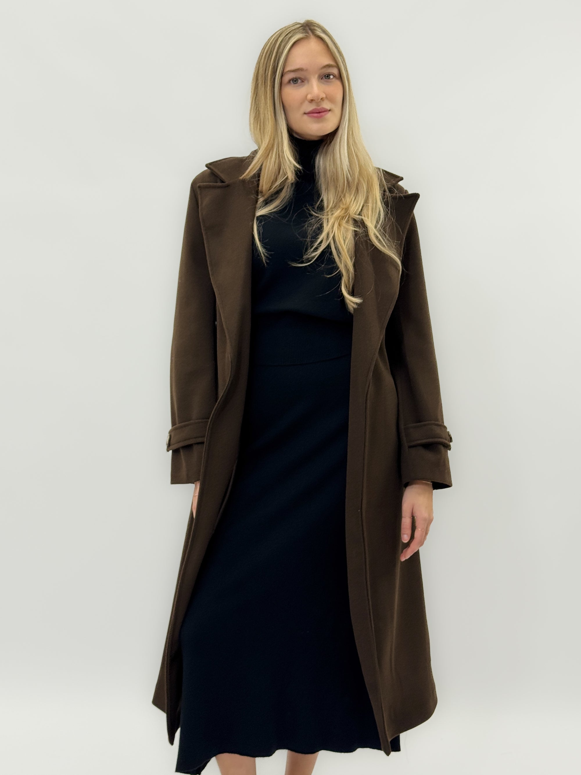 Cappotto lungo con cintura – Taglio svasato e revers classico