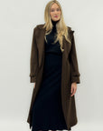 Cappotto lungo con cintura – Taglio svasato e revers classico