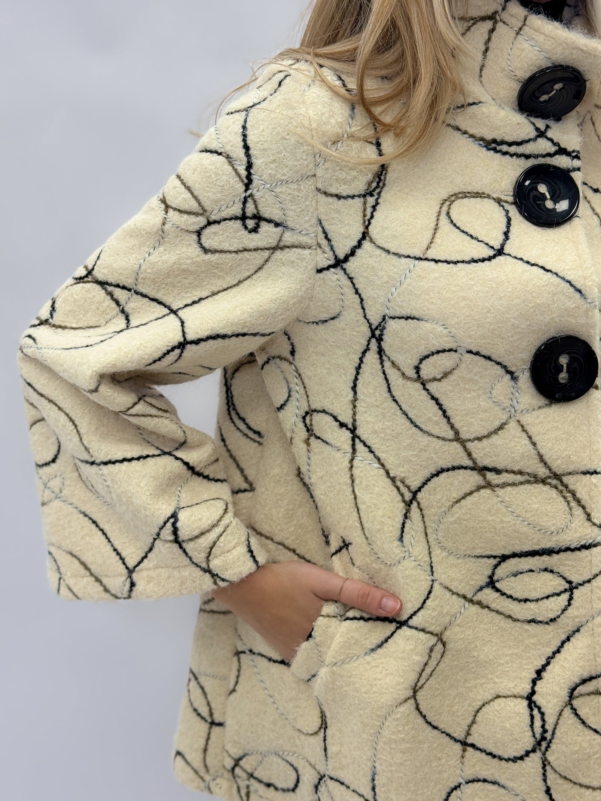 Cappotto fantasia con maxi bottoni – Stile elegante e ricercato