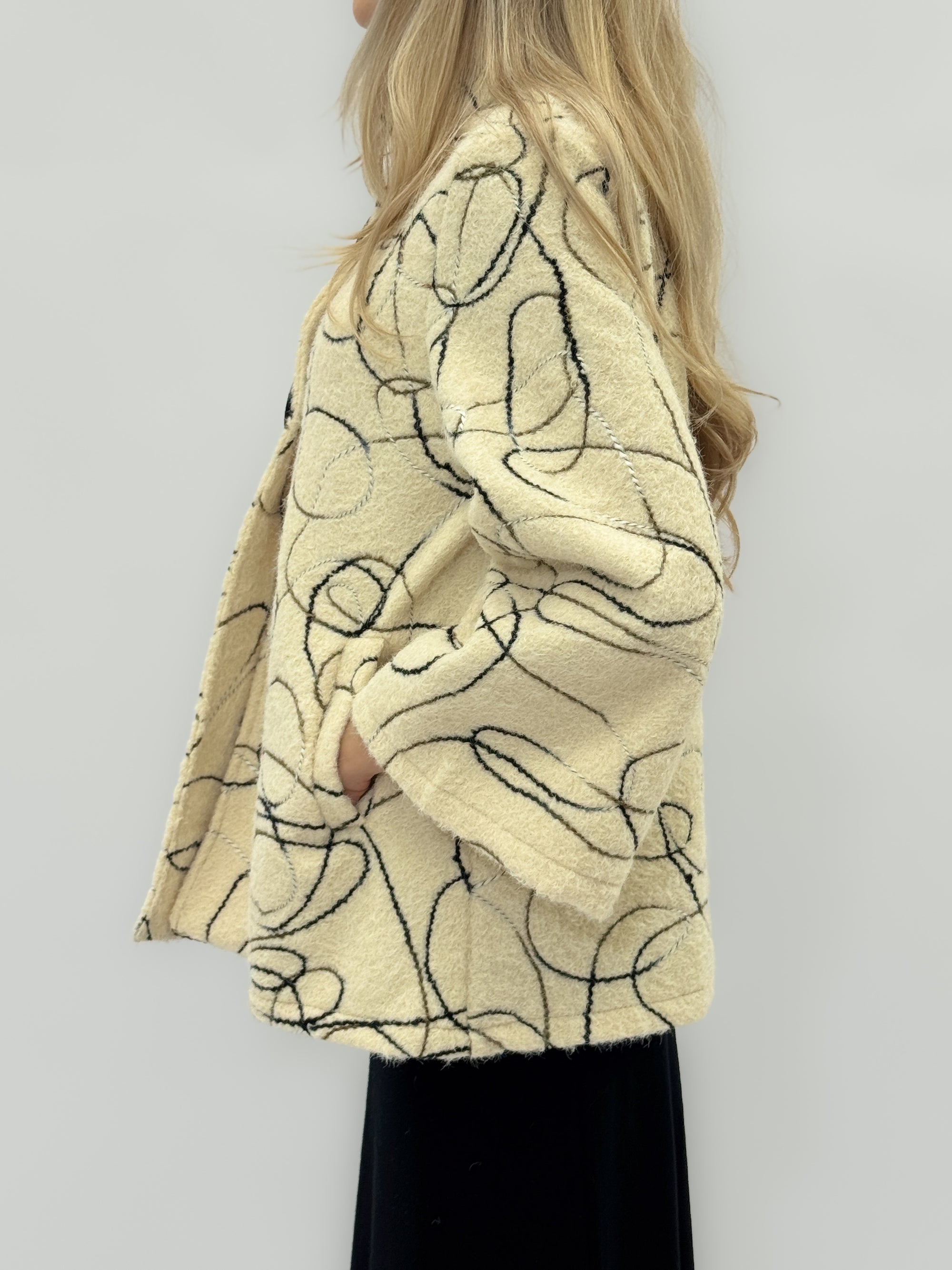 Cappotto fantasia con maxi bottoni – Stile elegante e ricercato