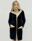 Cappotto in maglia bicolor – Linea dritta con profili a contrasto