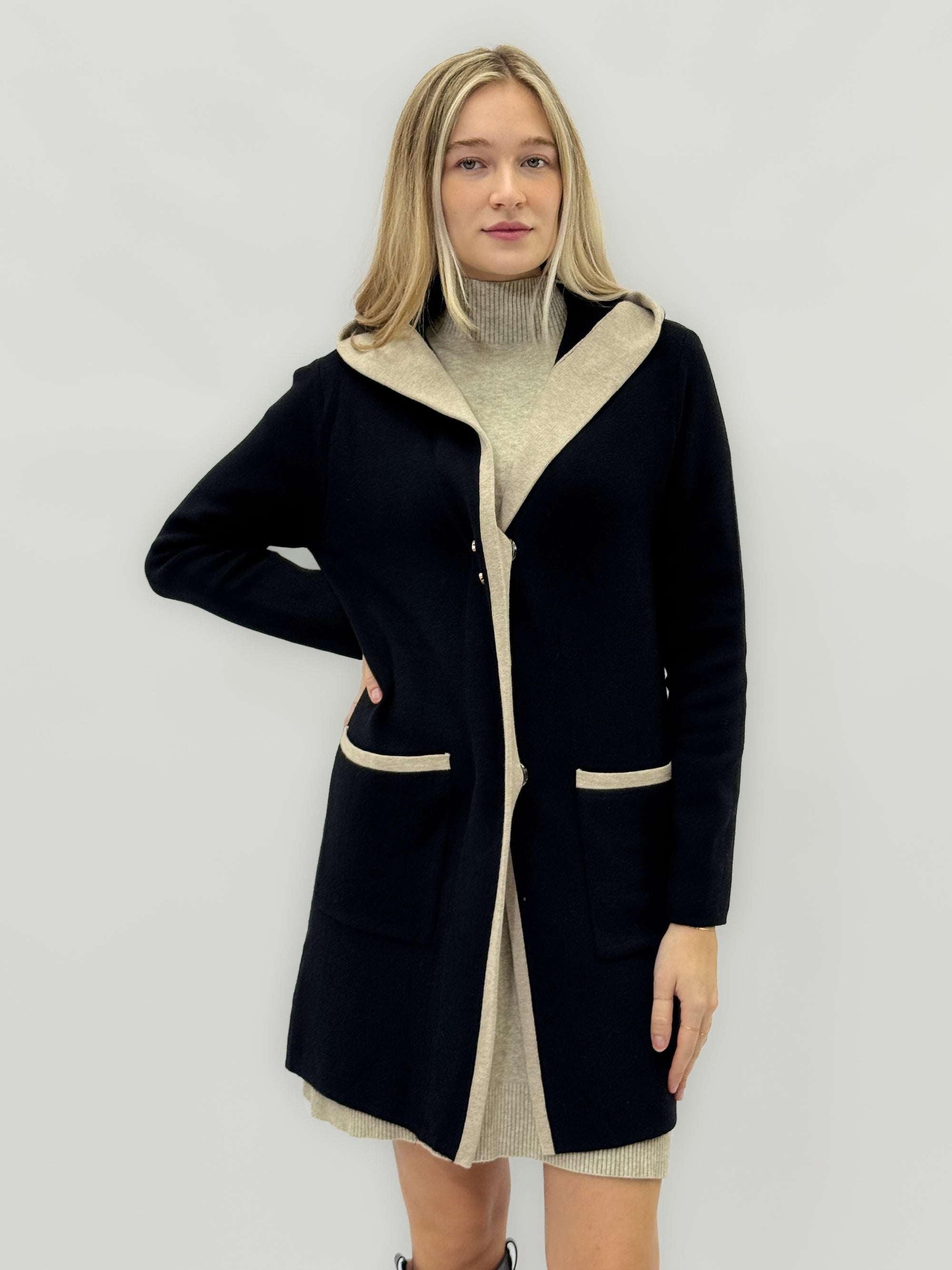 Cappotto in maglia bicolor – Linea dritta con profili a contrasto