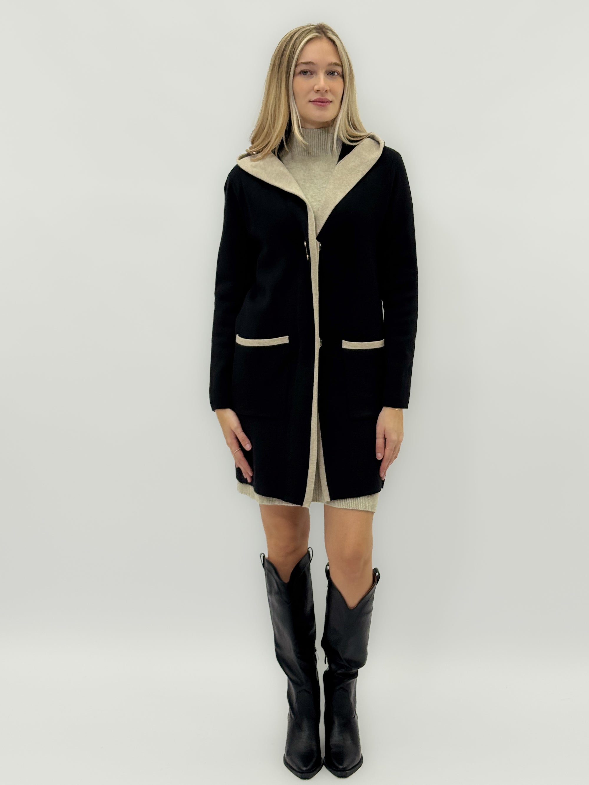 Cappotto in maglia bicolor – Linea dritta con profili a contrasto