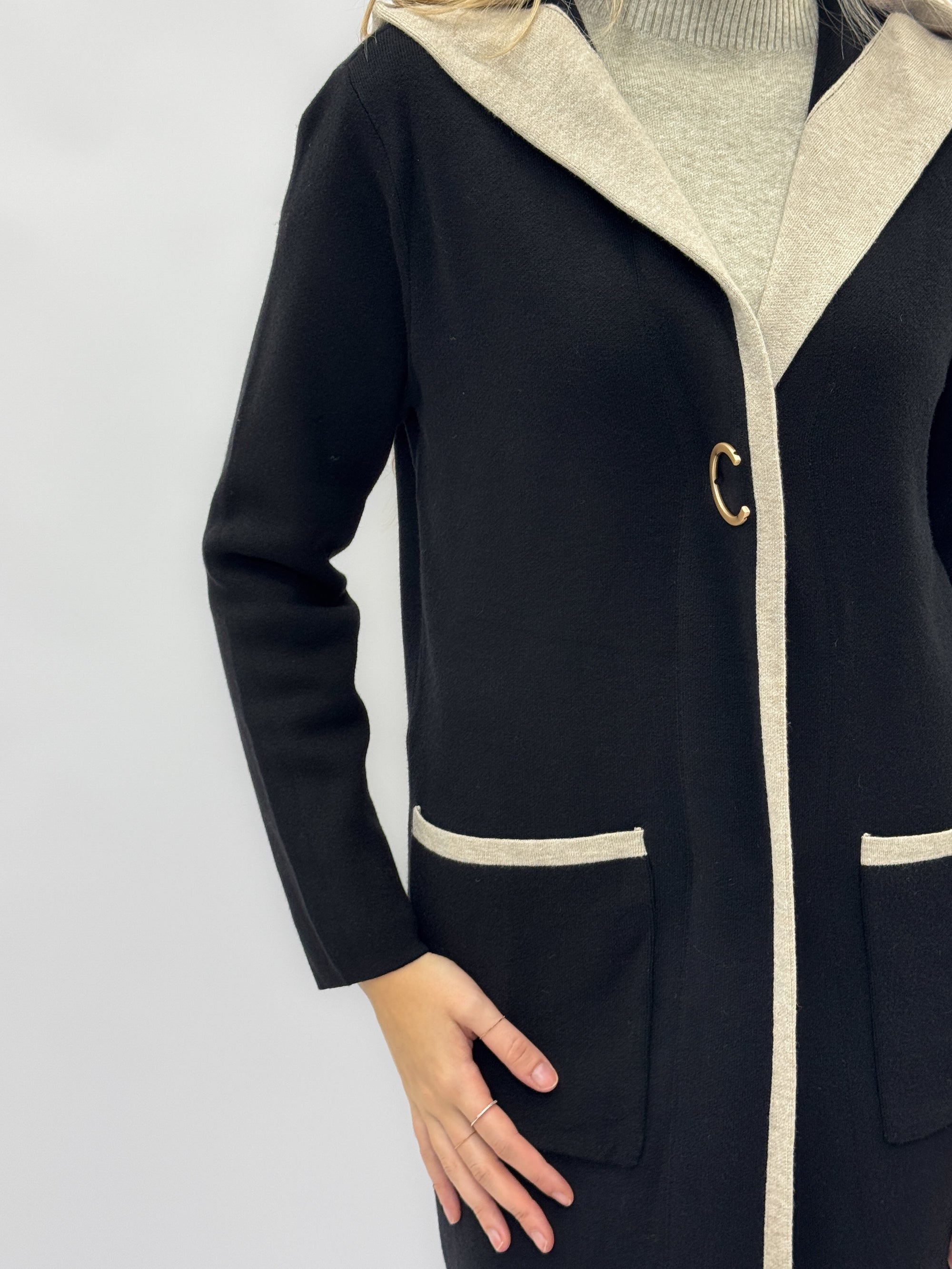 Cappotto in maglia bicolor – Linea dritta con profili a contrasto