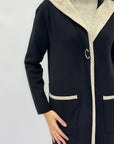 Cappotto in maglia bicolor – Linea dritta con profili a contrasto