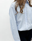 Camicia over a righe con gioielli
