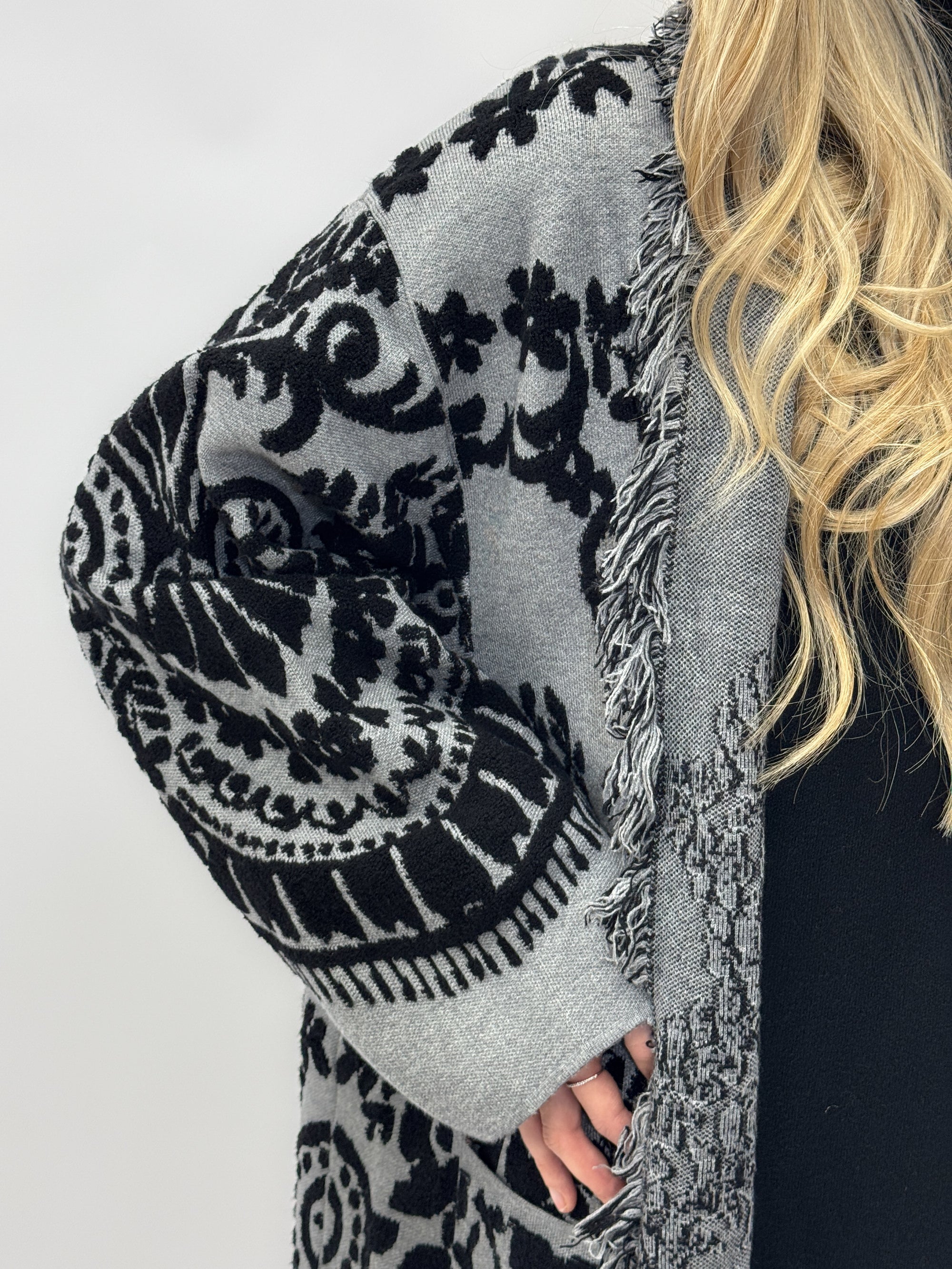 Cappotto jacquard con frange – Stile boho chic e calore avvolgente