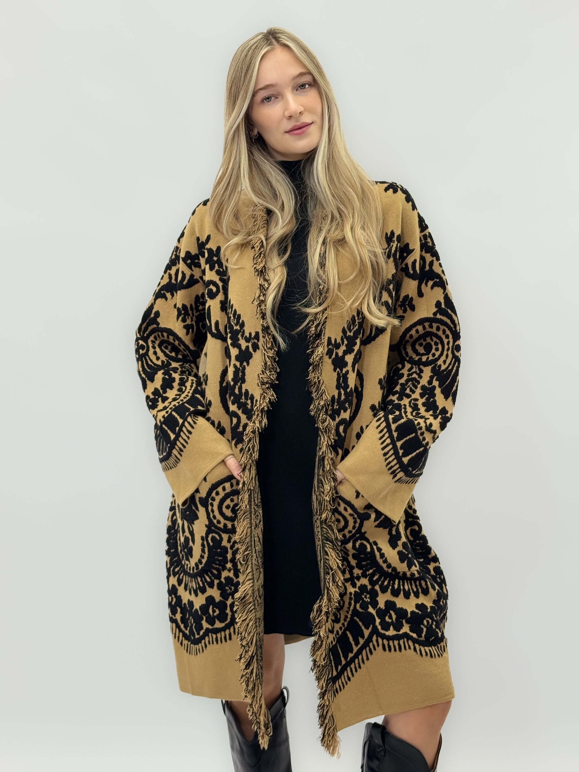 Cappotto jacquard con frange – Stile boho chic e calore avvolgente