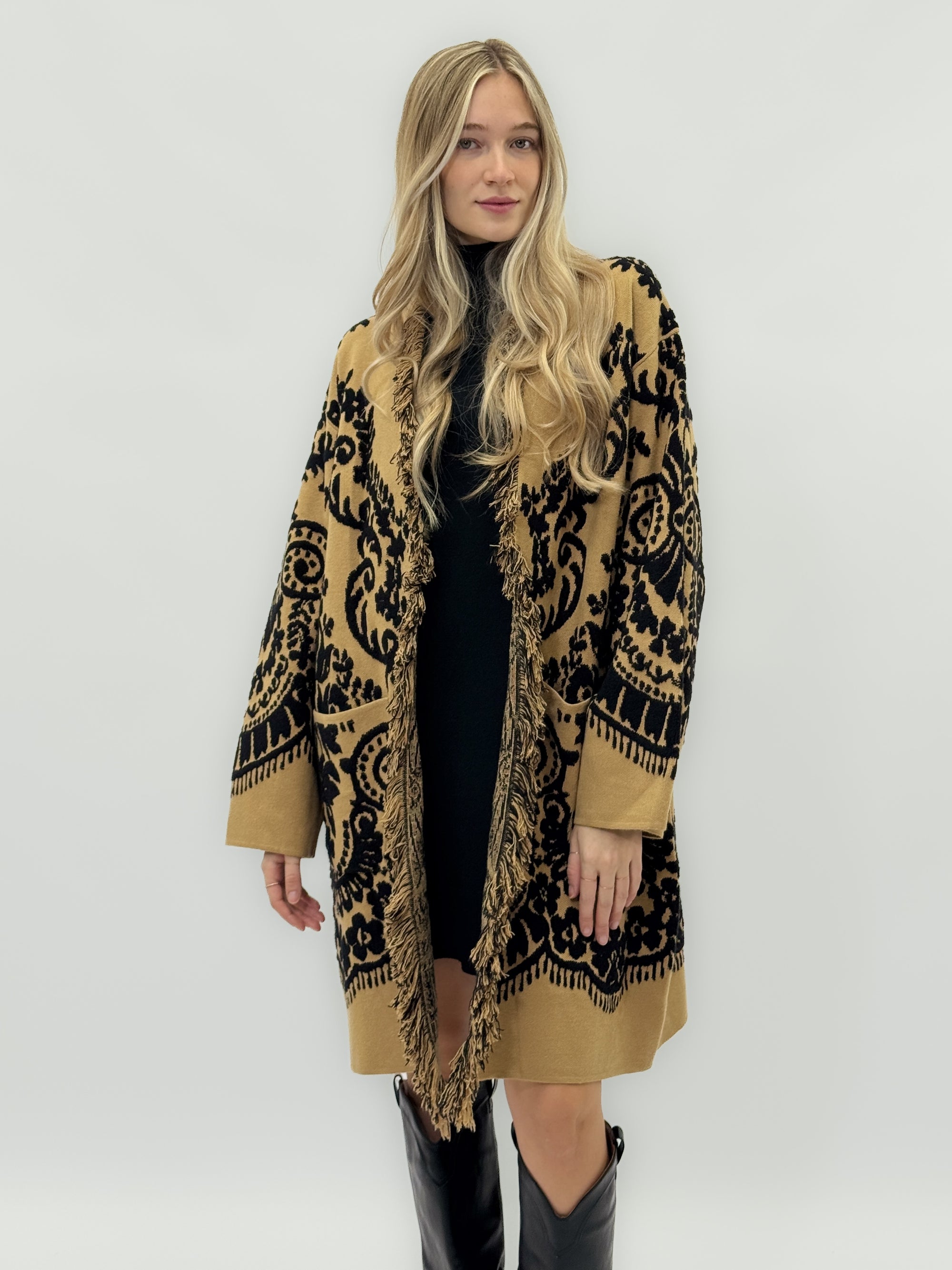 Cappotto jacquard con frange – Stile boho chic e calore avvolgente