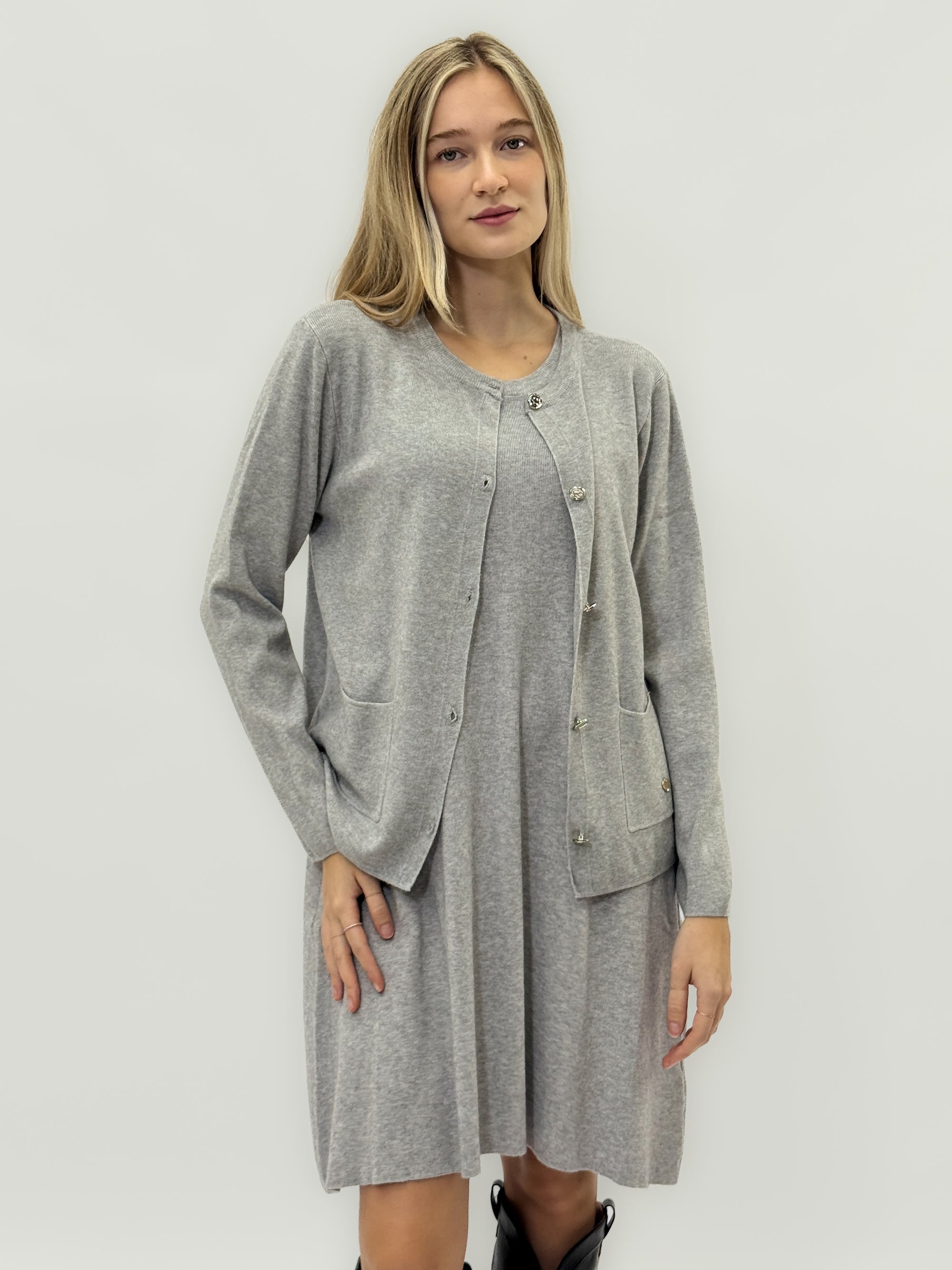 Coordinato abito e cardigan – Eleganza semplice e comfort assoluto