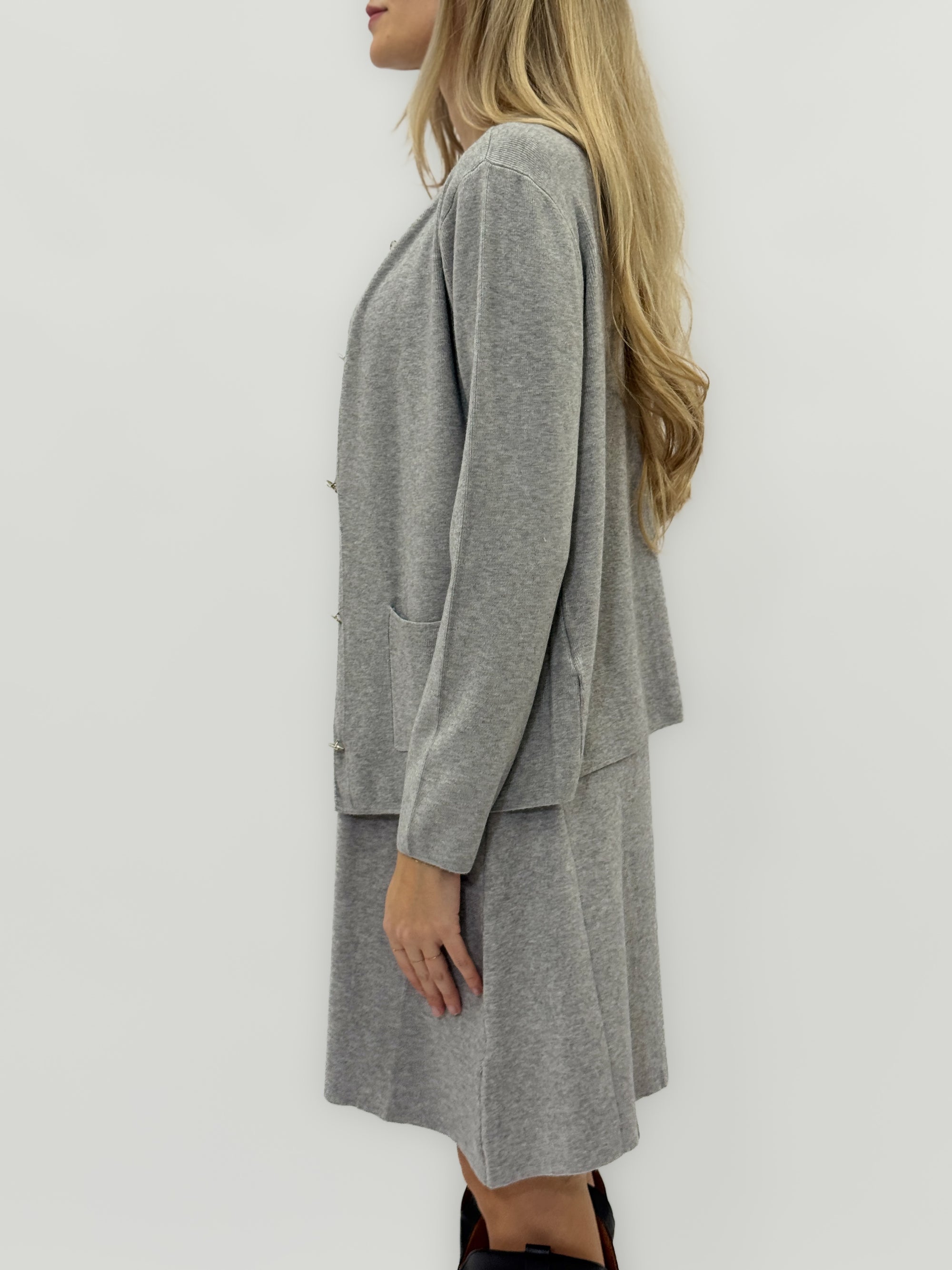 Coordinato abito e cardigan – Eleganza semplice e comfort assoluto