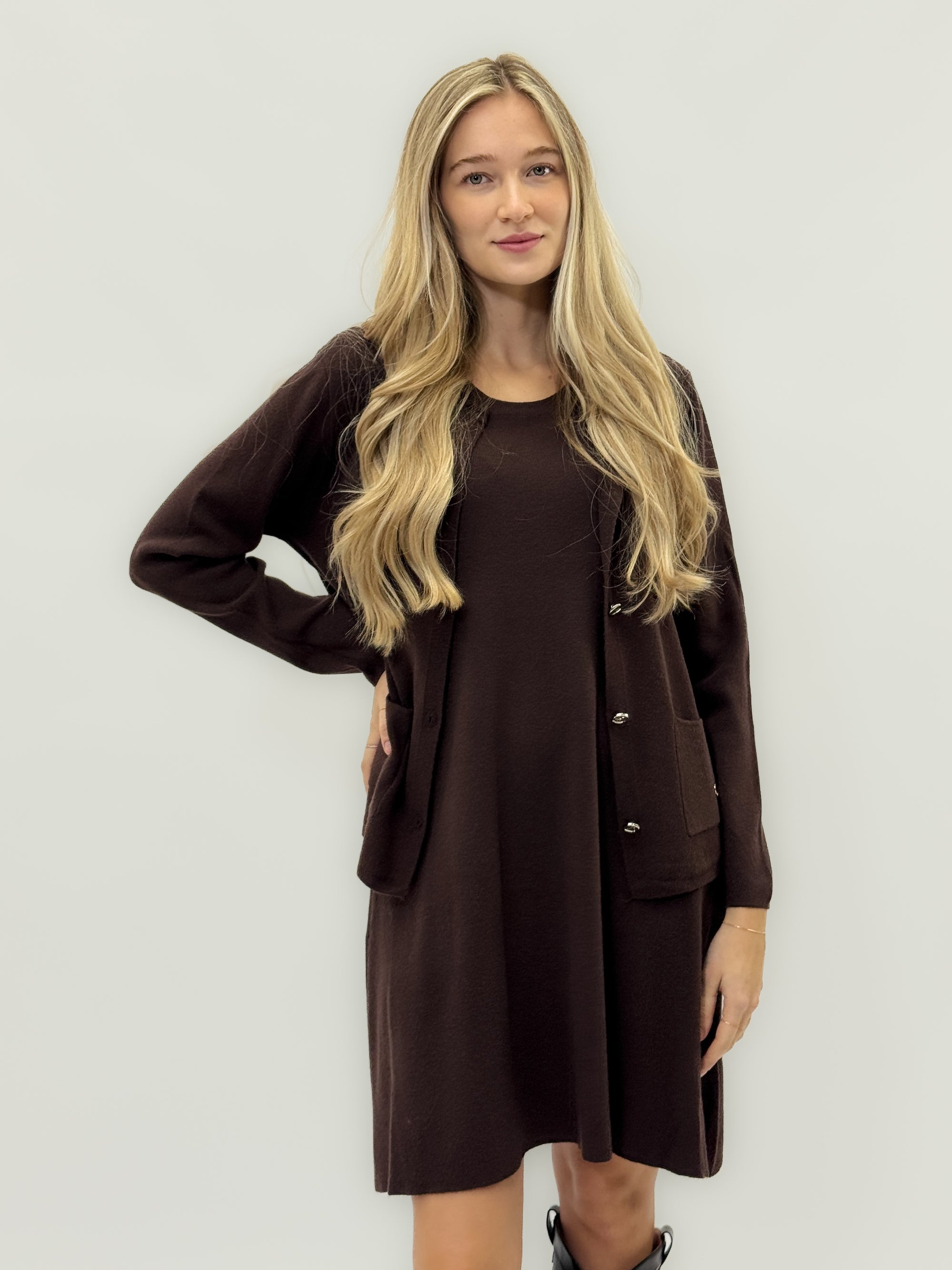 Coordinato abito e cardigan – Eleganza semplice e comfort assoluto