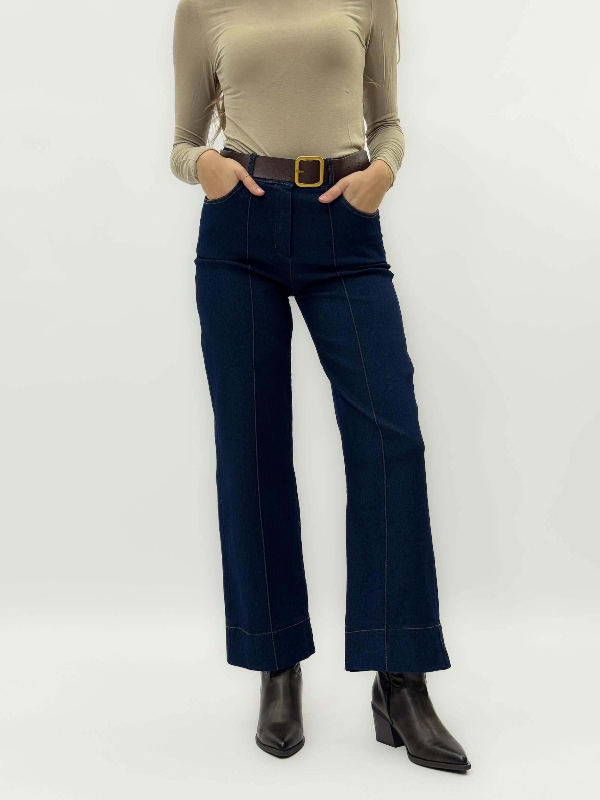 Pantalone in denim a gamba dritta – Vita alta e impunture a contrasto