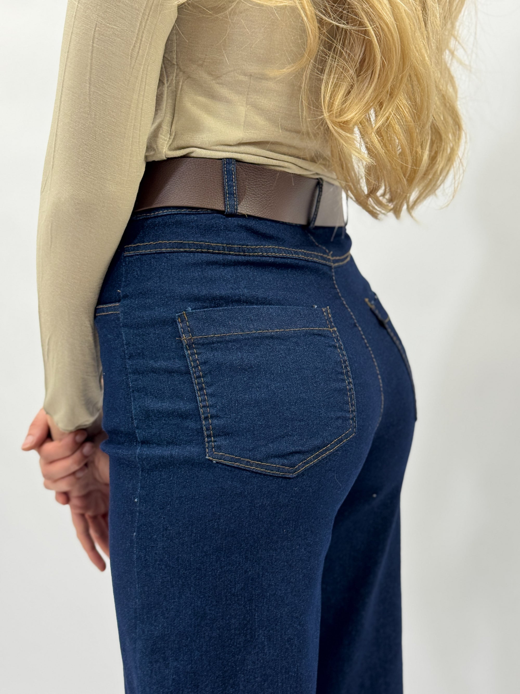 Pantalone in denim a gamba dritta – Vita alta e impunture a contrasto