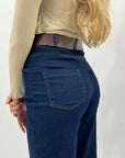 Pantalone in denim a gamba dritta – Vita alta e impunture a contrasto