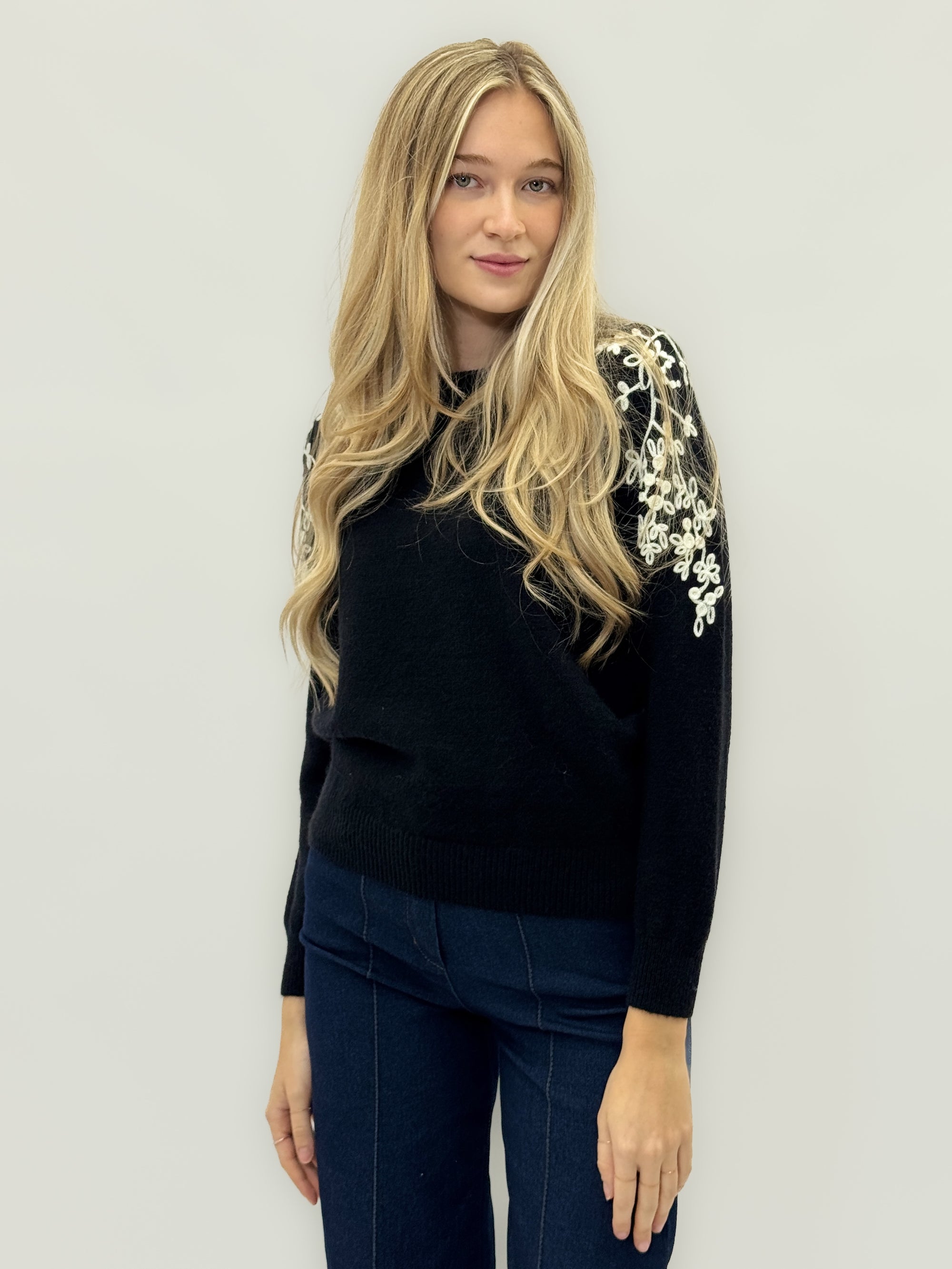 Maglia con ricamo in rilievo – Stile unico e sofisticato