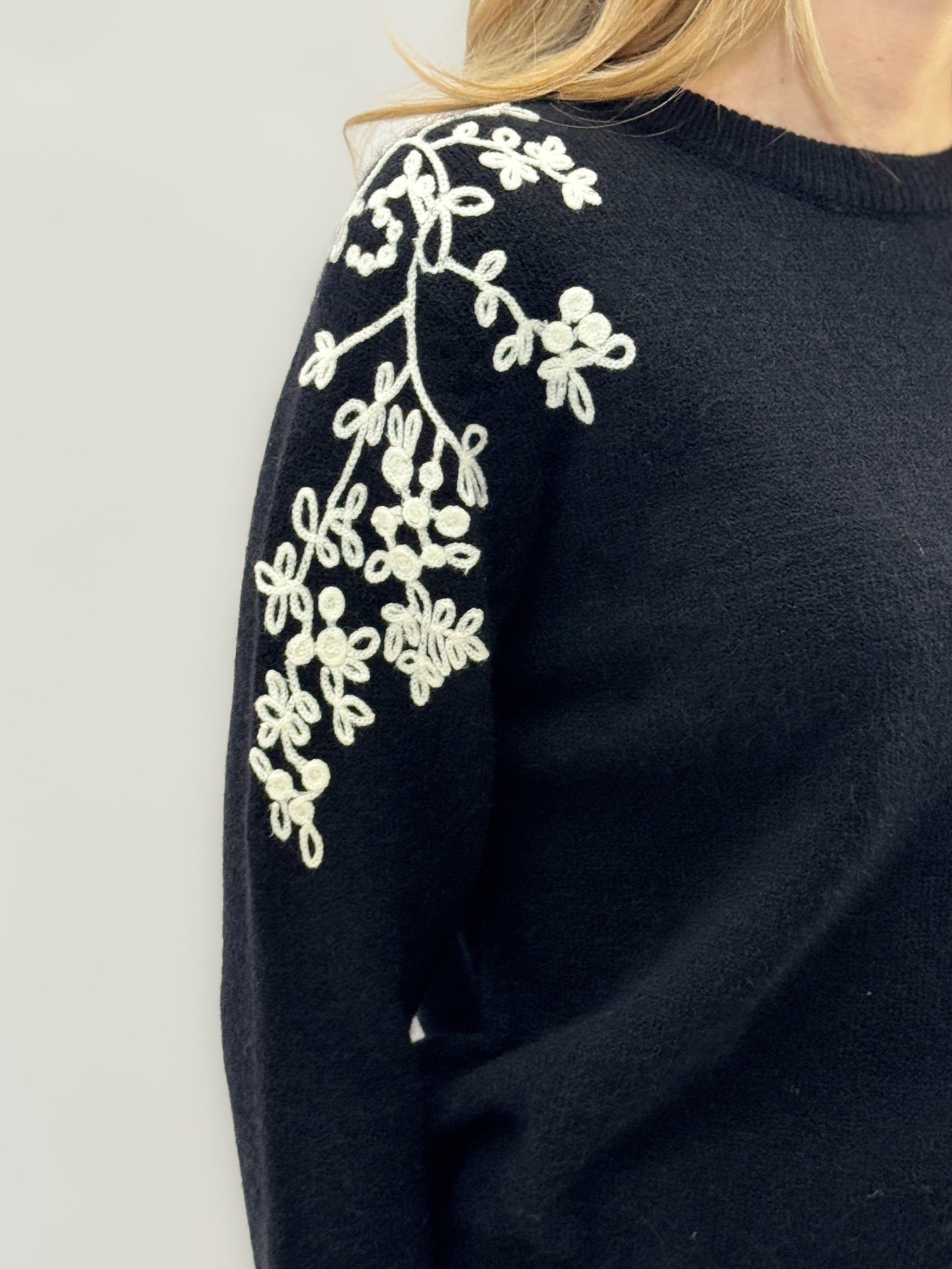 Maglia con ricamo in rilievo – Stile unico e sofisticato