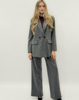 Completo tailleur giacca e pantalone – Taglio palazzo e blazer doppiopetto