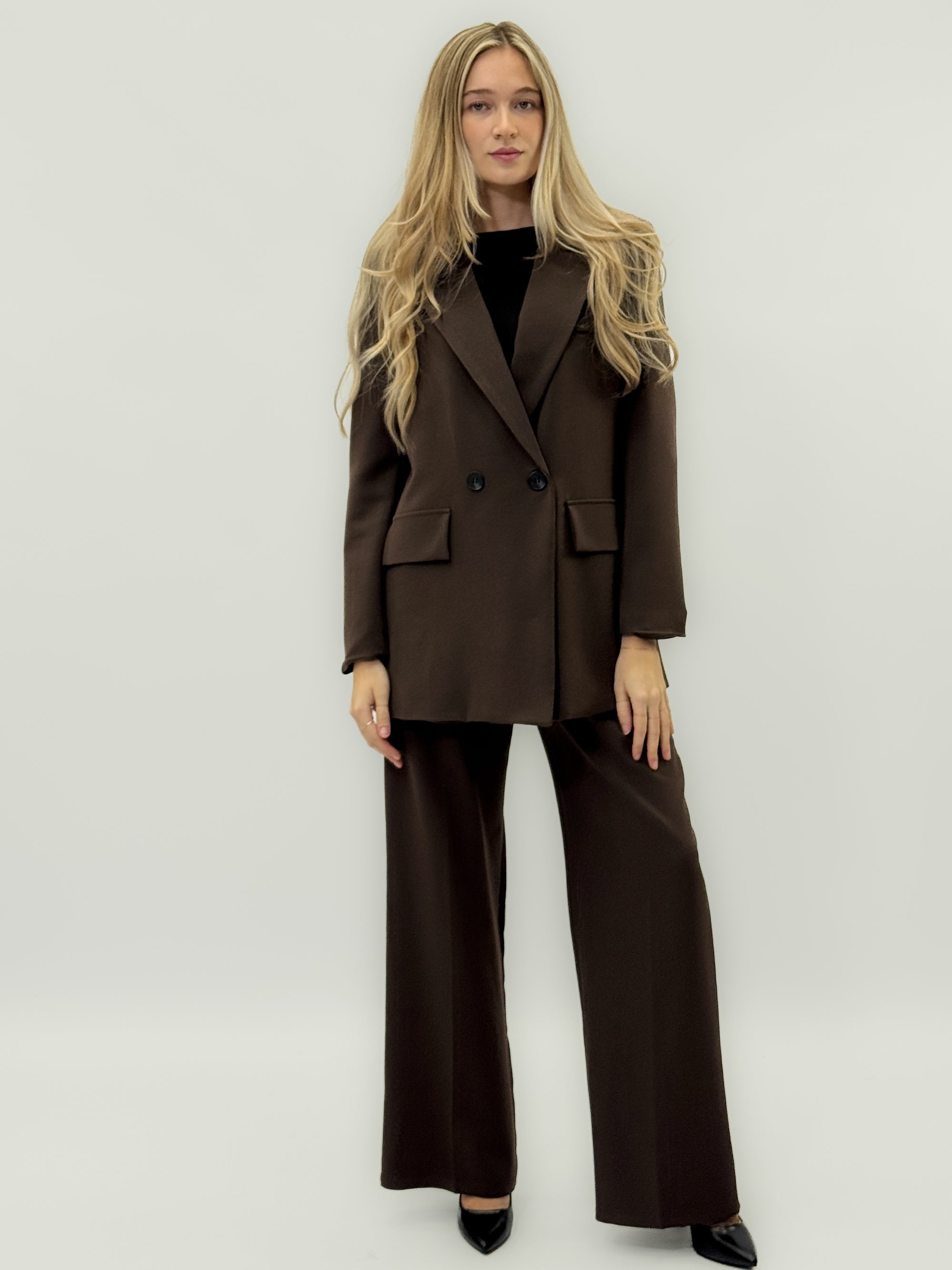 Completo tailleur giacca e pantalone – Taglio palazzo e blazer doppiopetto