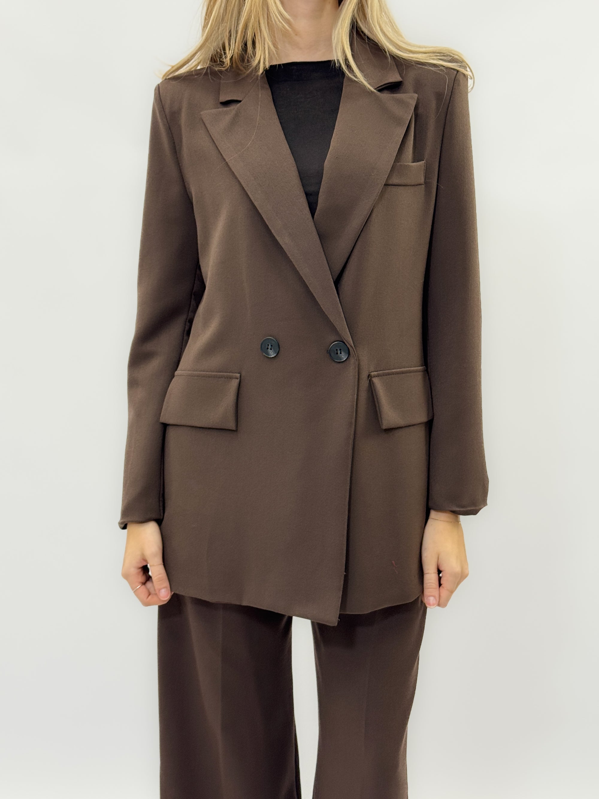 Completo tailleur giacca e pantalone – Taglio palazzo e blazer doppiopetto