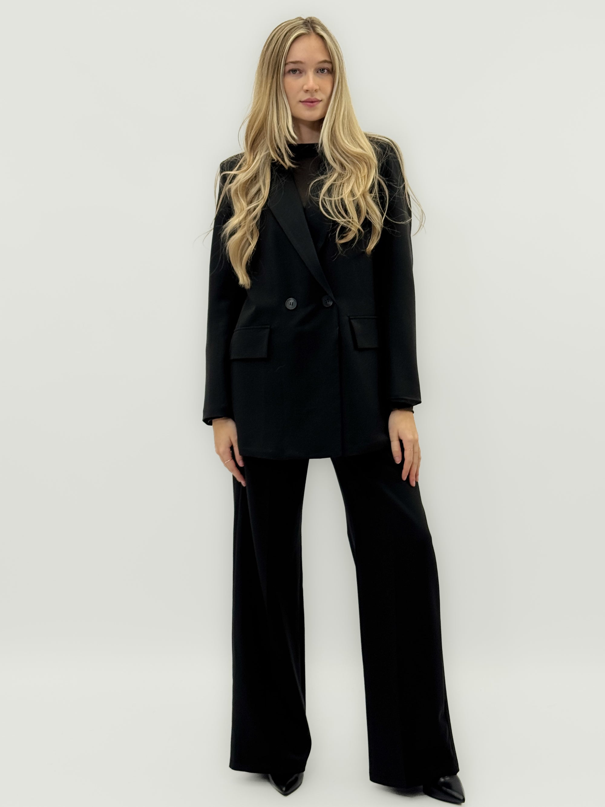 Completo tailleur giacca e pantalone – Taglio palazzo e blazer doppiopetto