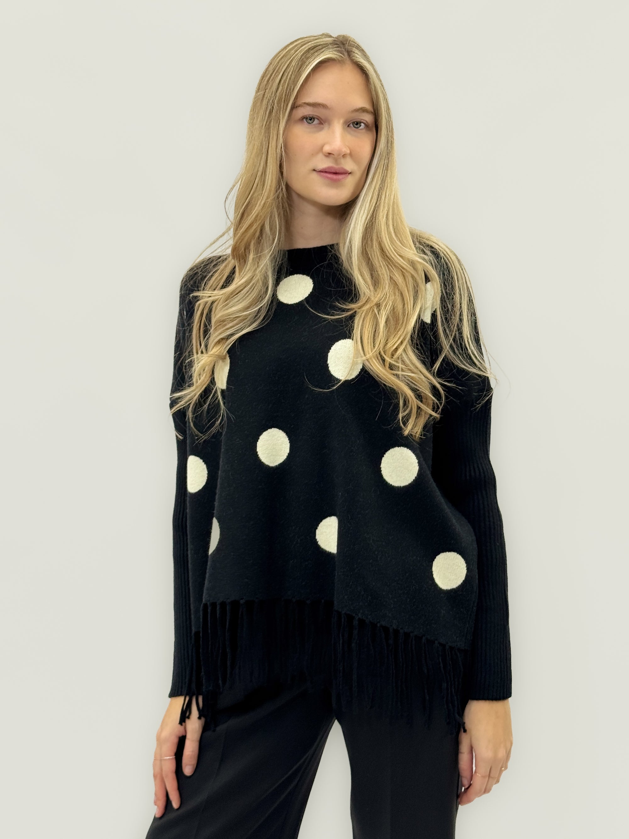 Maglia fantasia con frange – Linea morbida e moderna