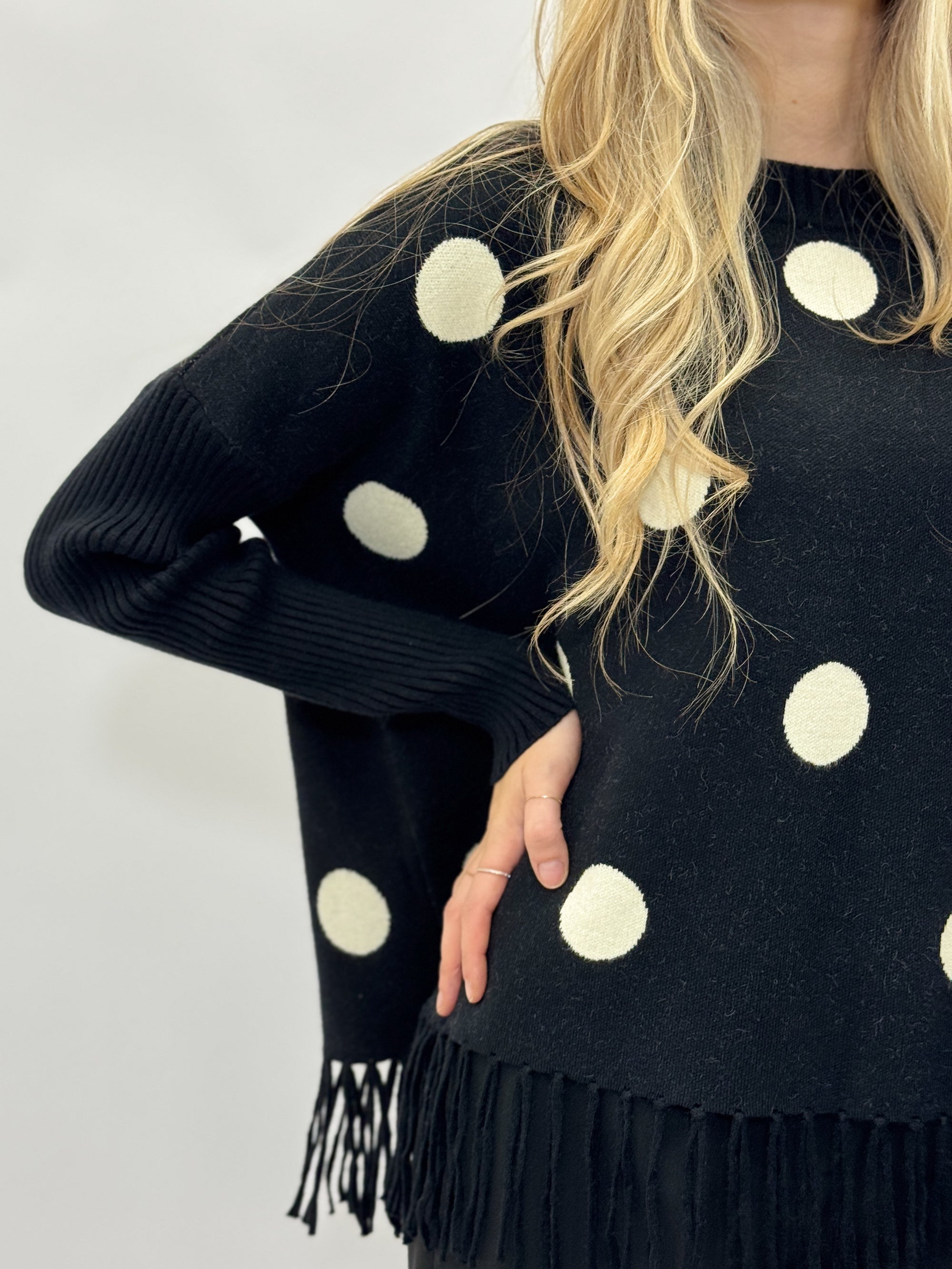 Maglia fantasia con frange – Linea morbida e moderna