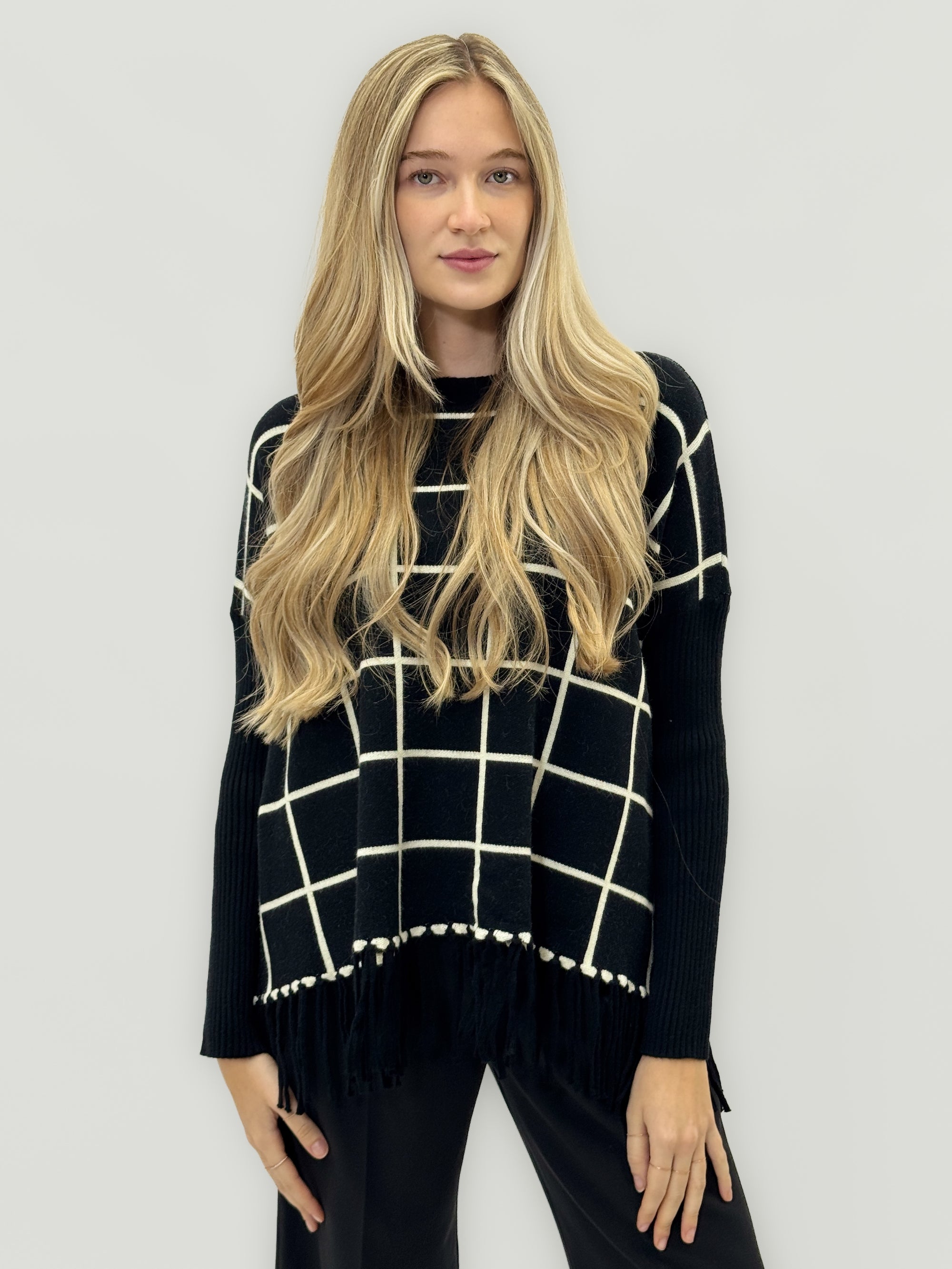 Maglia fantasia con frange – Linea morbida e moderna