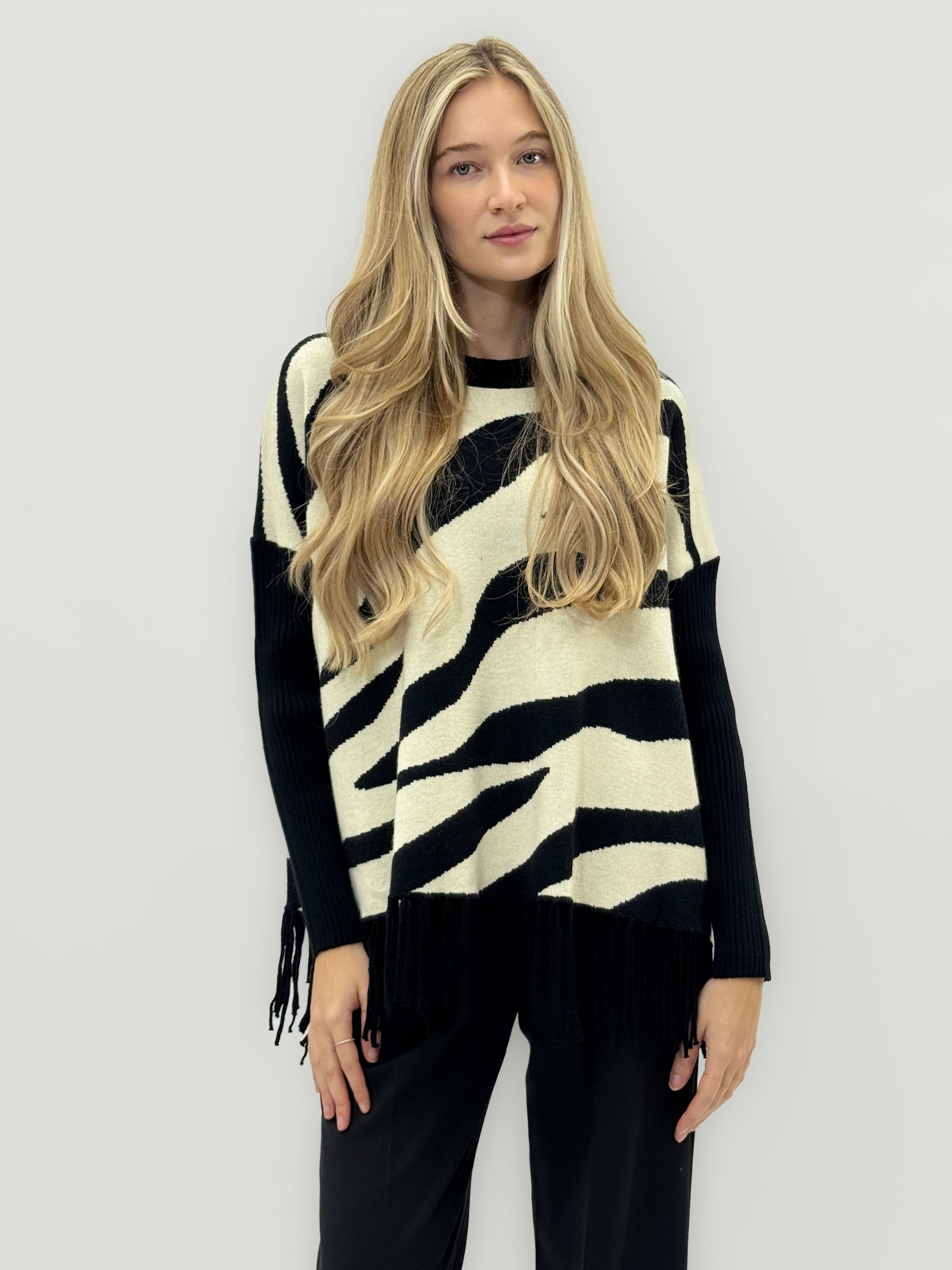 Maglia fantasia con frange – Linea morbida e moderna