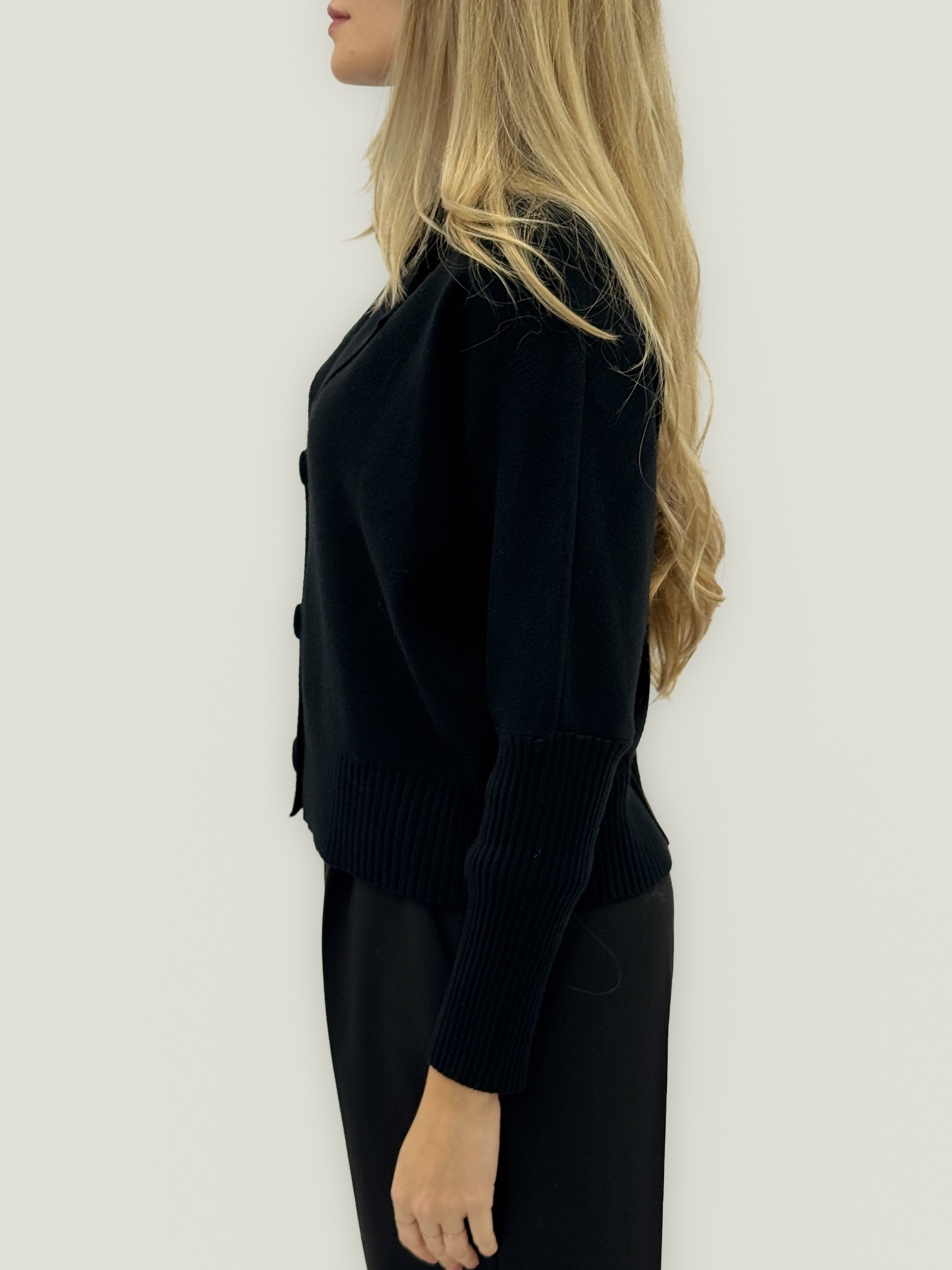 Cardigan corto con collo a revers – Chic e versatile