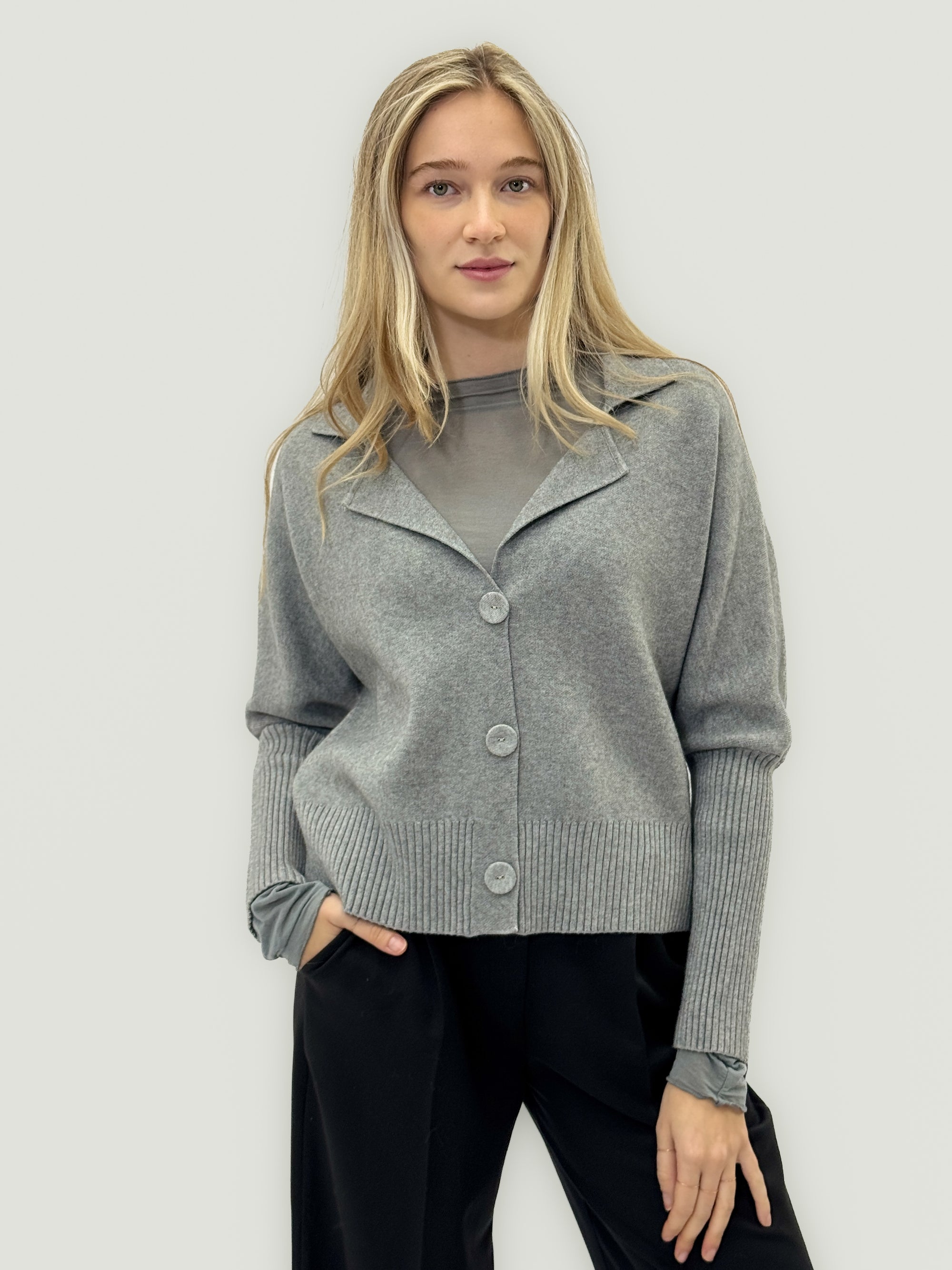 Cardigan corto con collo a revers – Chic e versatile