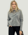 Cardigan corto con collo a revers – Chic e versatile