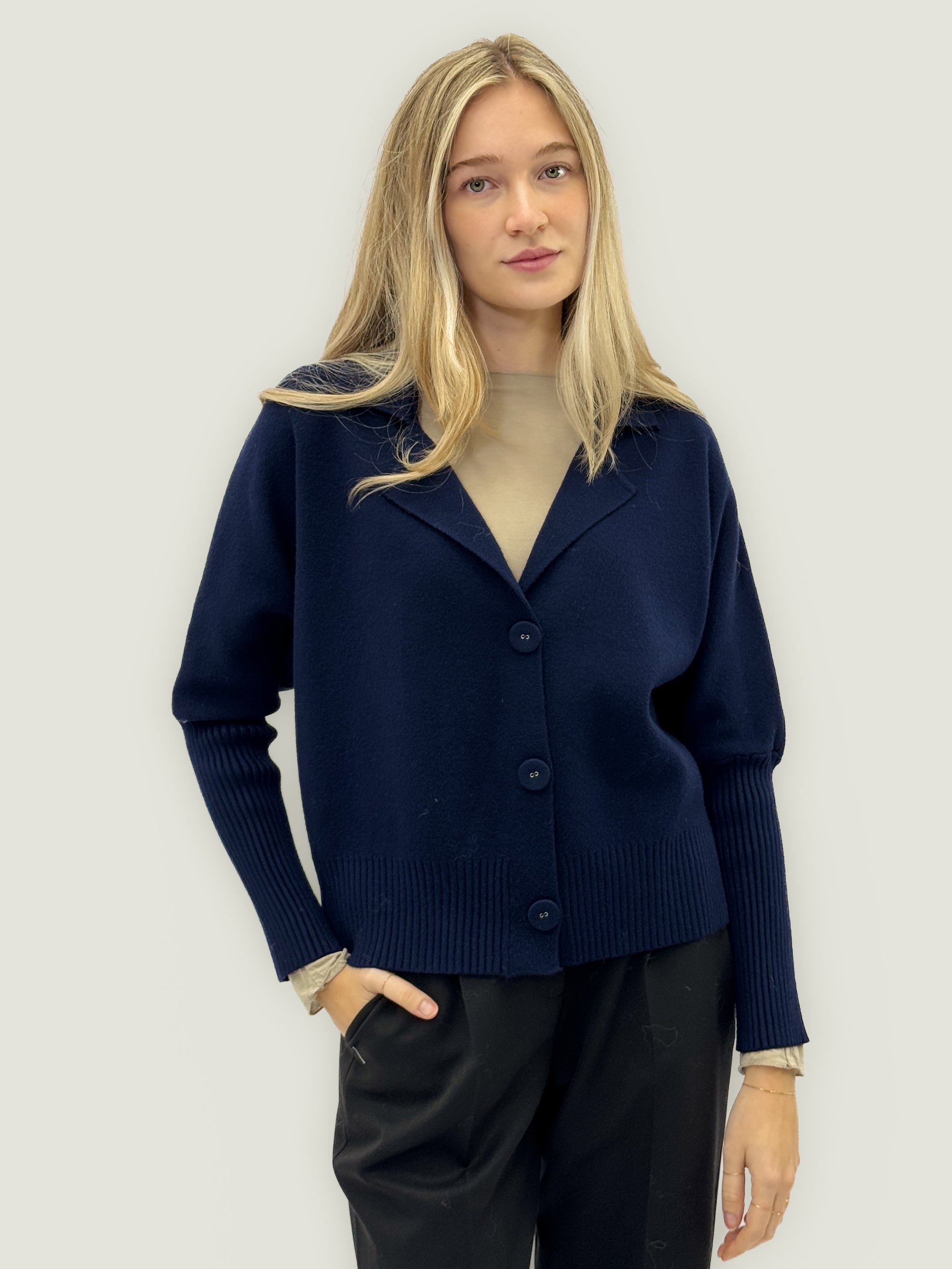 Cardigan corto con collo a revers – Chic e versatile