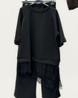 Completo Felpa e Pantaloni con Inserto in Pizzo – Eleganza Casual