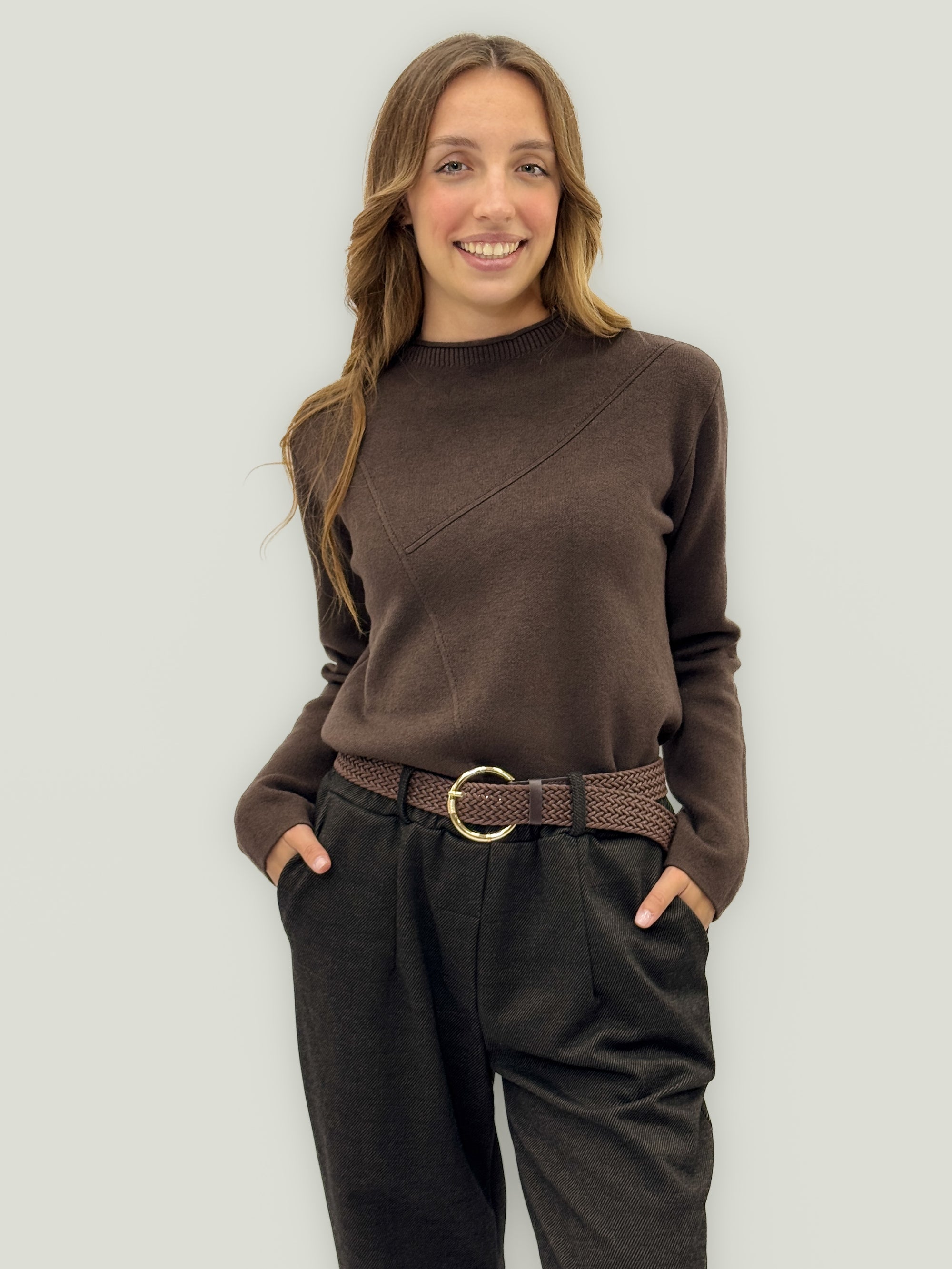 Maglia con taglio geometrico – Eleganza minimal e comfort quotidiano