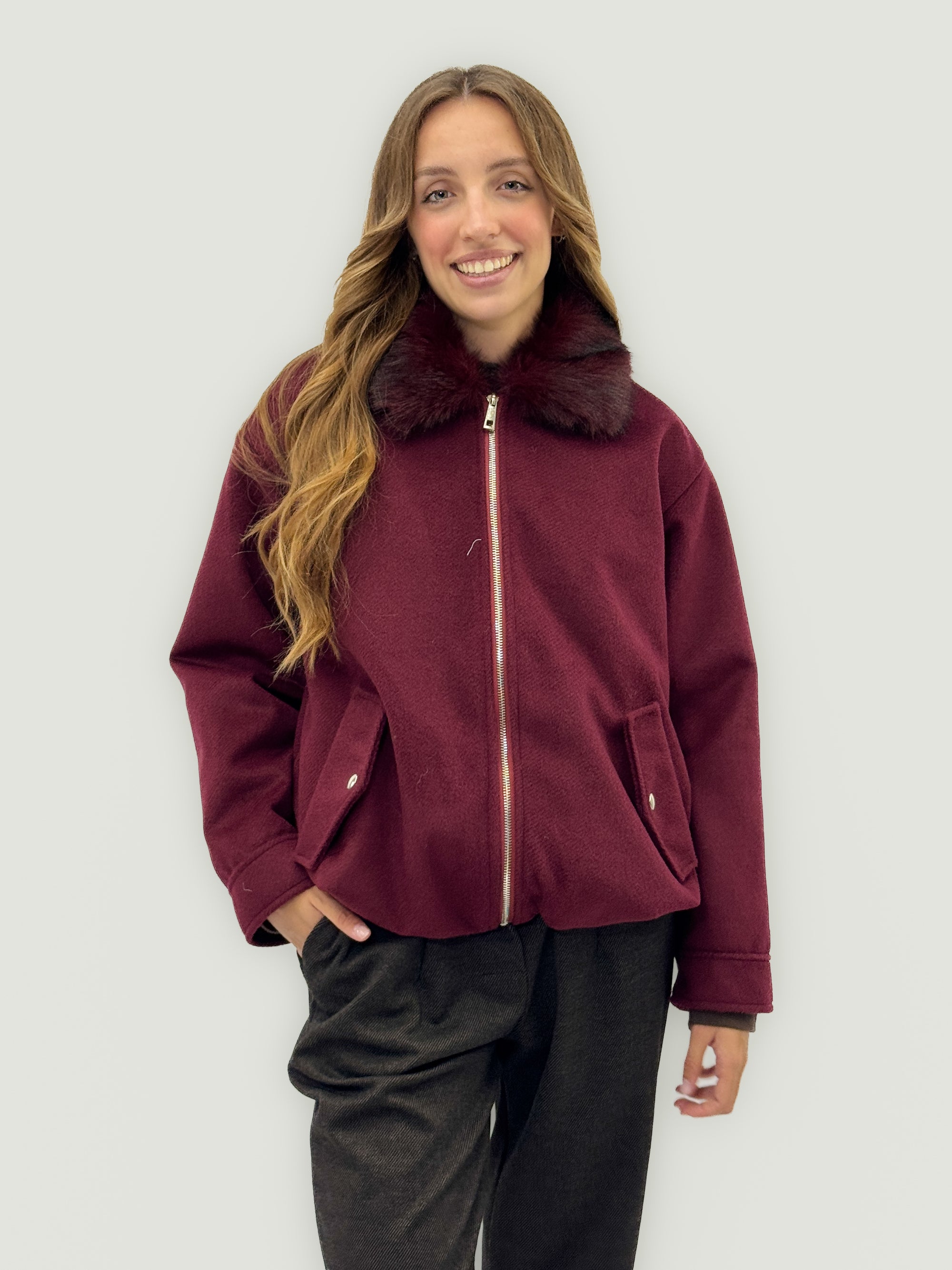 Giacca corta con collo in eco-pelliccia – Chic e sofisticata