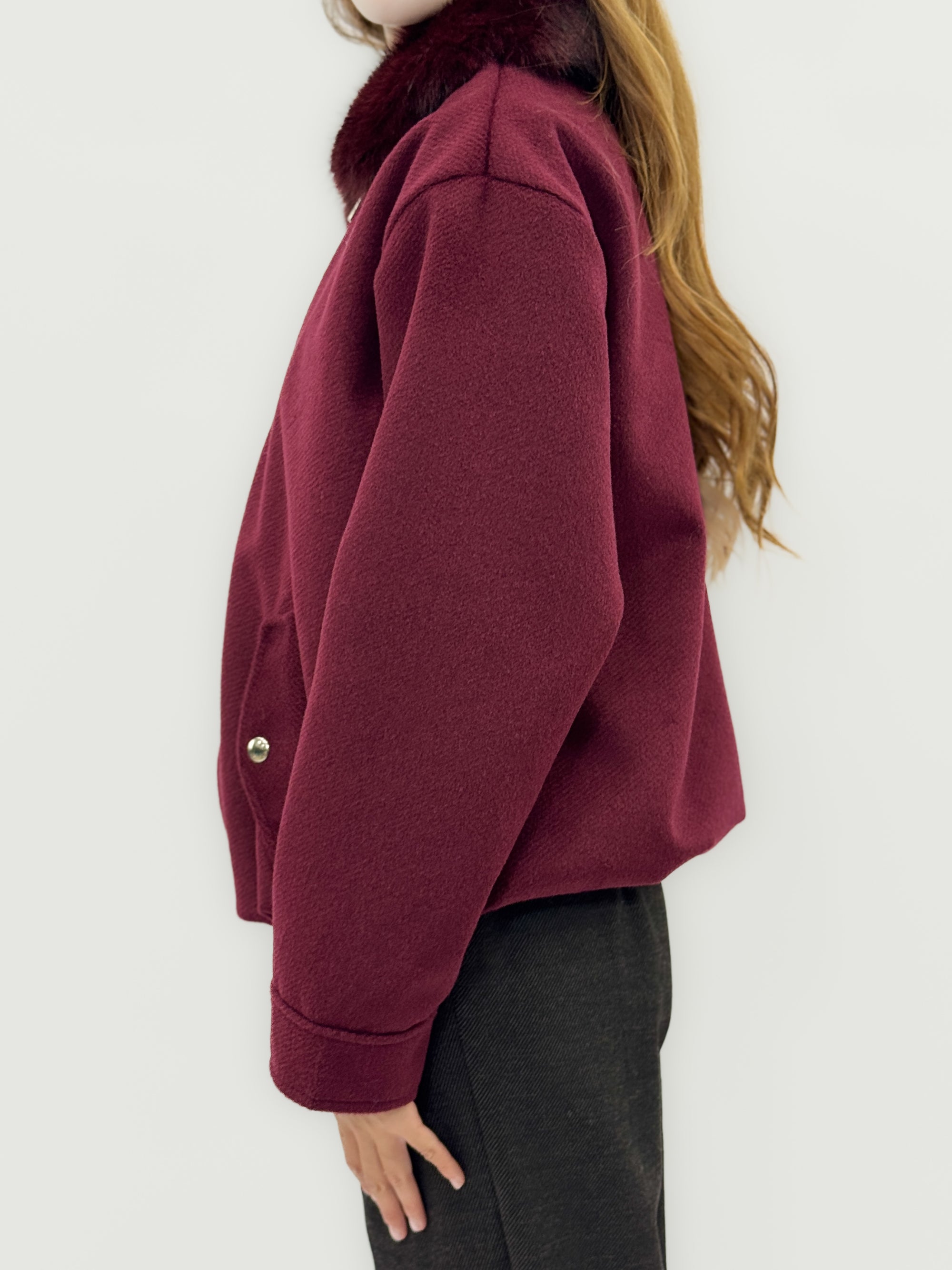 Giacca corta con collo in eco-pelliccia – Chic e sofisticata
