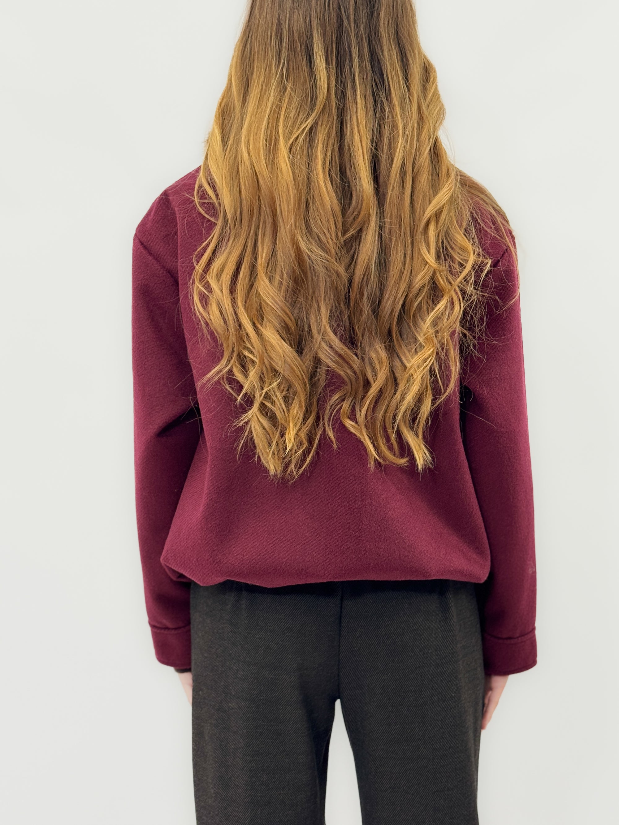 Giacca corta con collo in eco-pelliccia – Chic e sofisticata