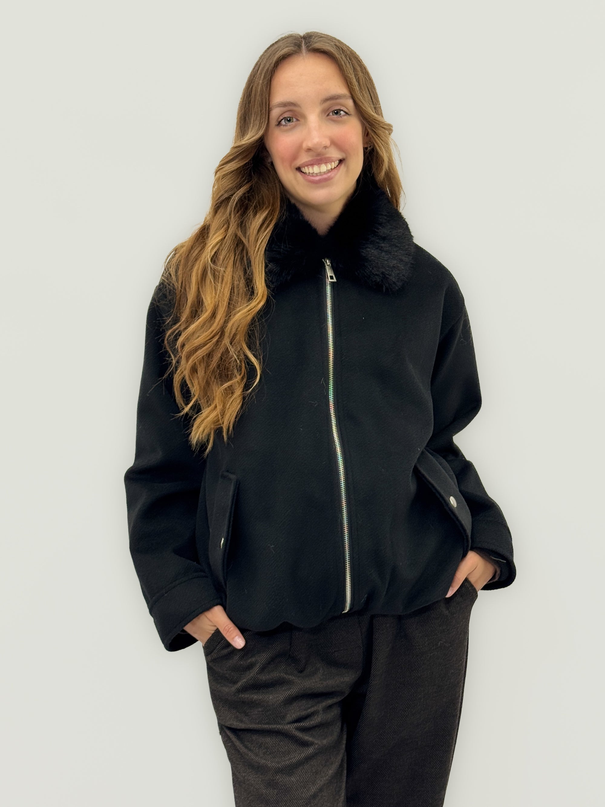 Giacca corta con collo in eco-pelliccia – Chic e sofisticata
