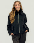 Giacca corta con collo in eco-pelliccia – Chic e sofisticata