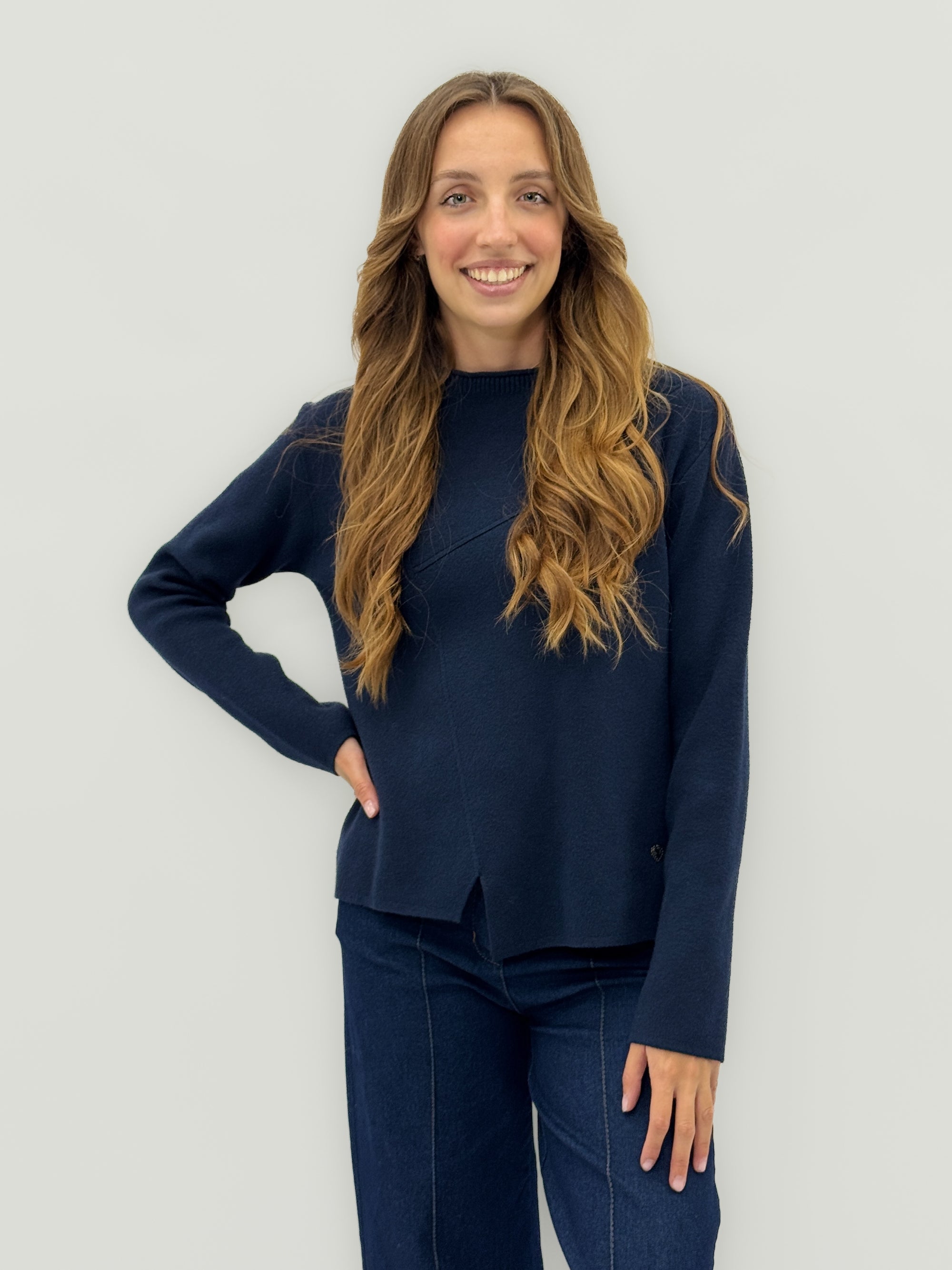 Maglia con taglio geometrico – Eleganza minimal e comfort quotidiano