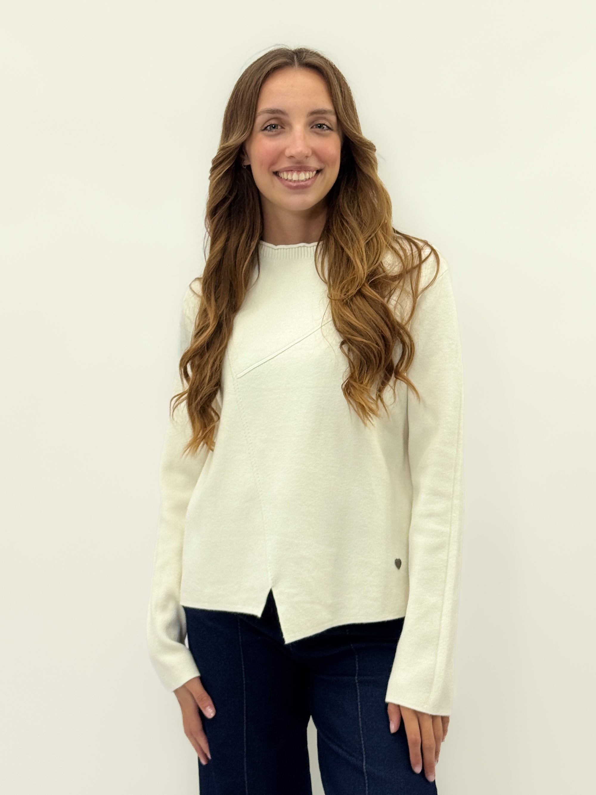 Maglia con taglio geometrico – Eleganza minimal e comfort quotidiano