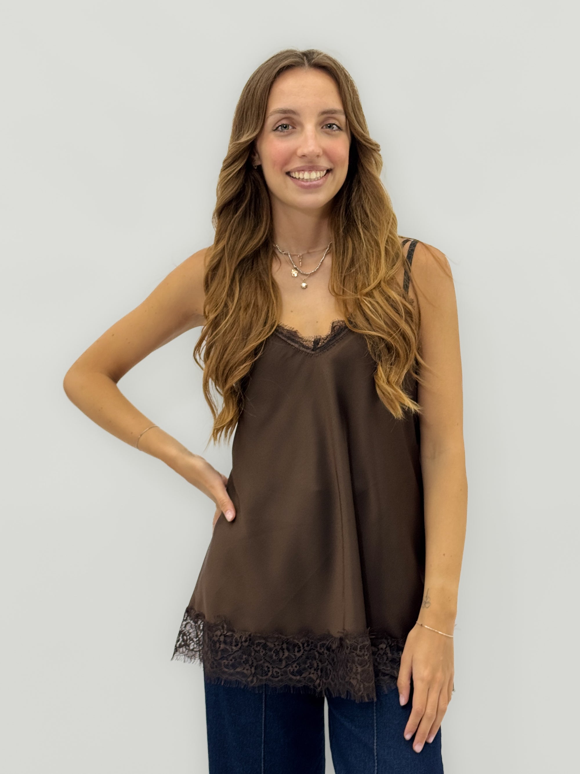 Top in raso con bordo in pizzo – Eleganza e femminilità