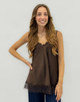 Top in raso con bordo in pizzo – Eleganza e femminilità