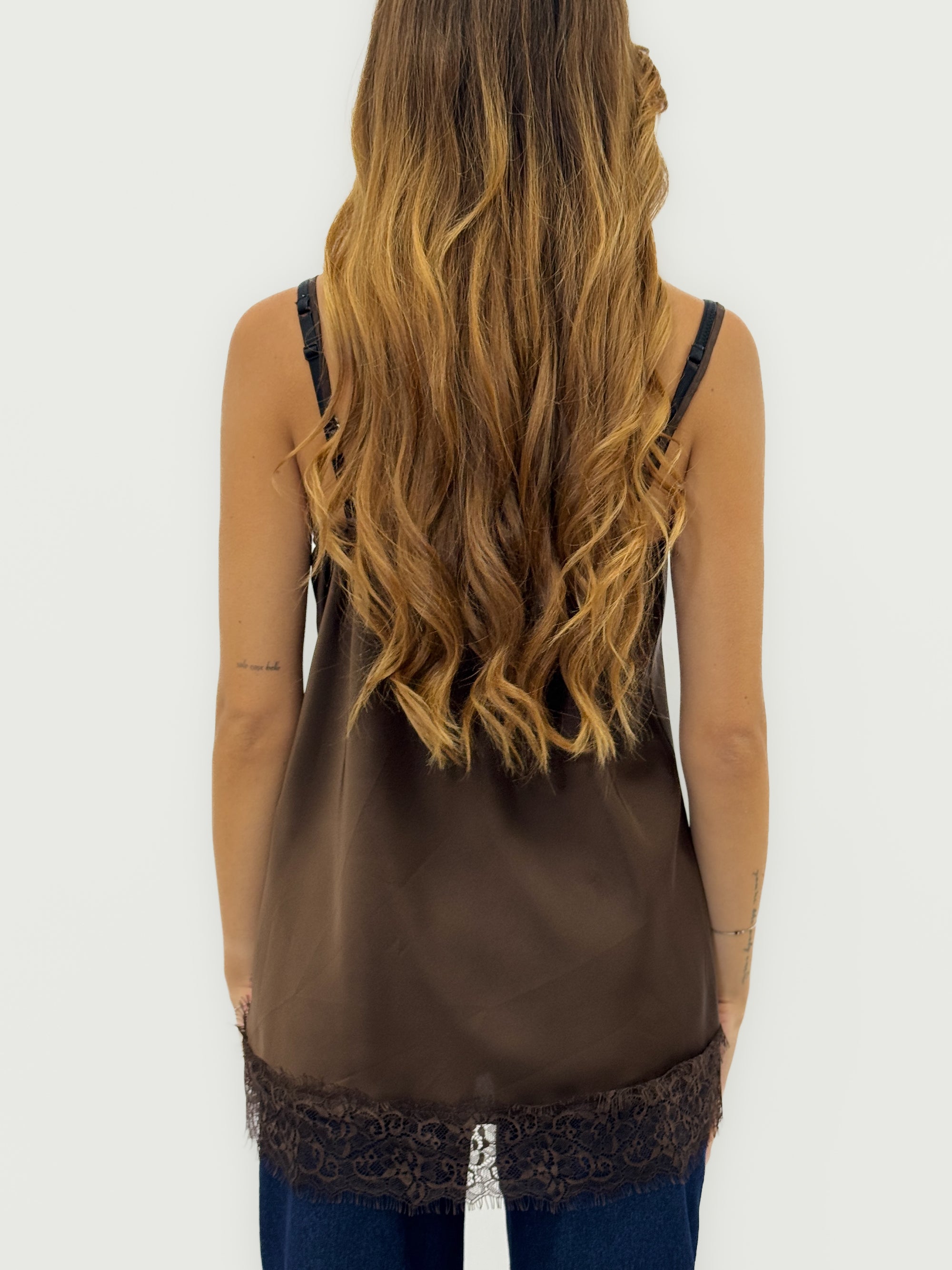 Top in raso con bordo in pizzo – Eleganza e femminilità