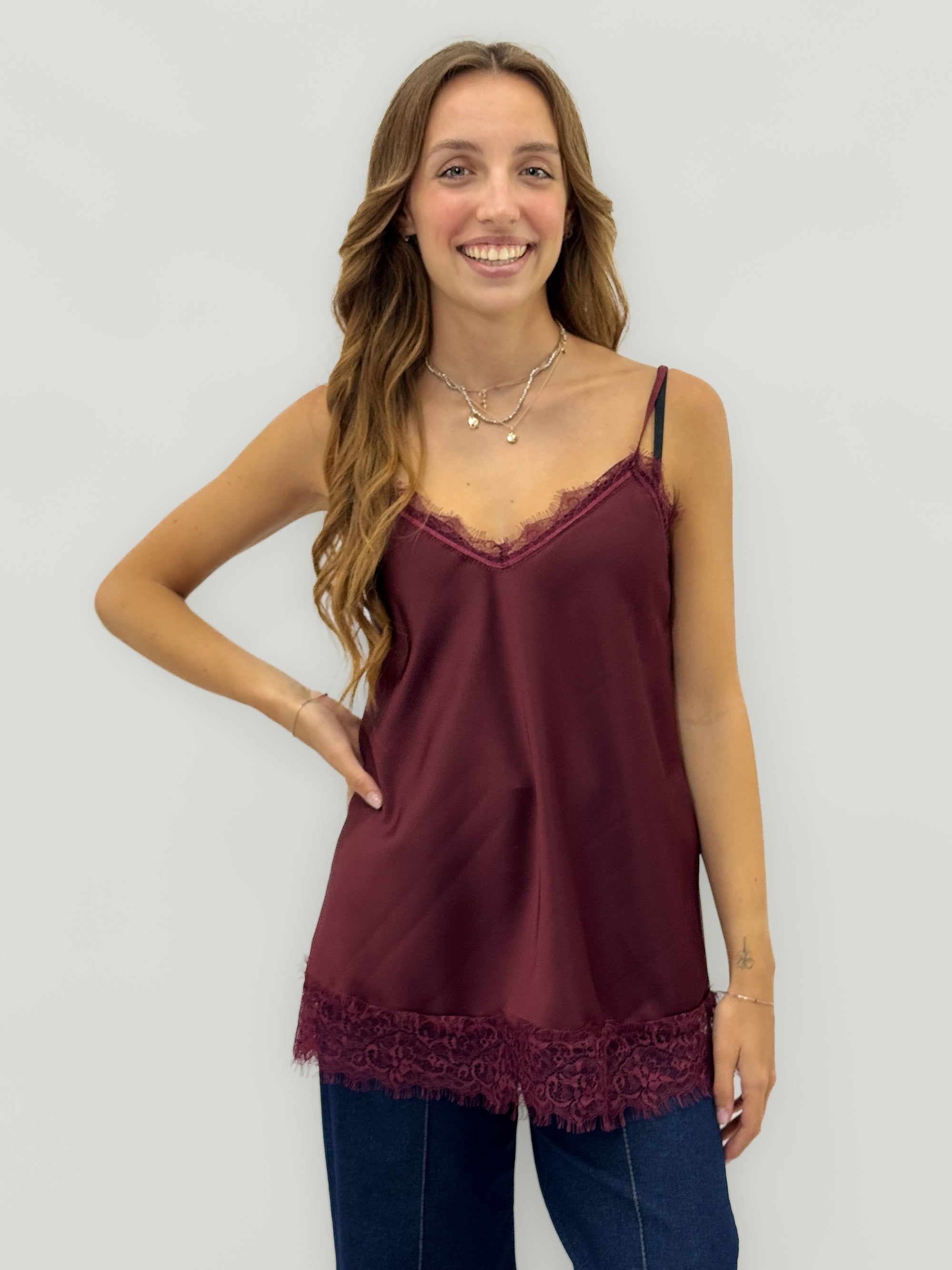 Top in raso con bordo in pizzo – Eleganza e femminilità