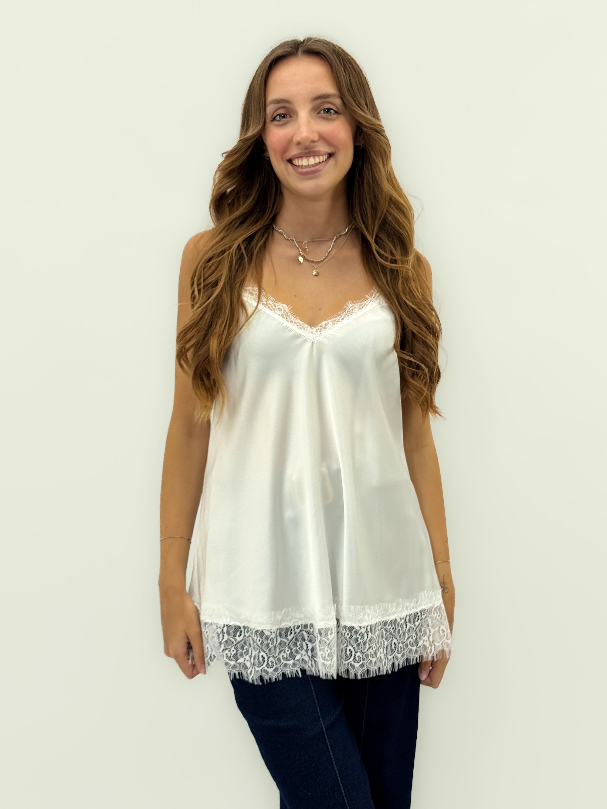 Top in raso con bordo in pizzo – Eleganza e femminilità