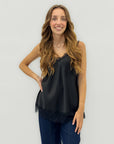 Top in raso con bordo in pizzo – Eleganza e femminilità