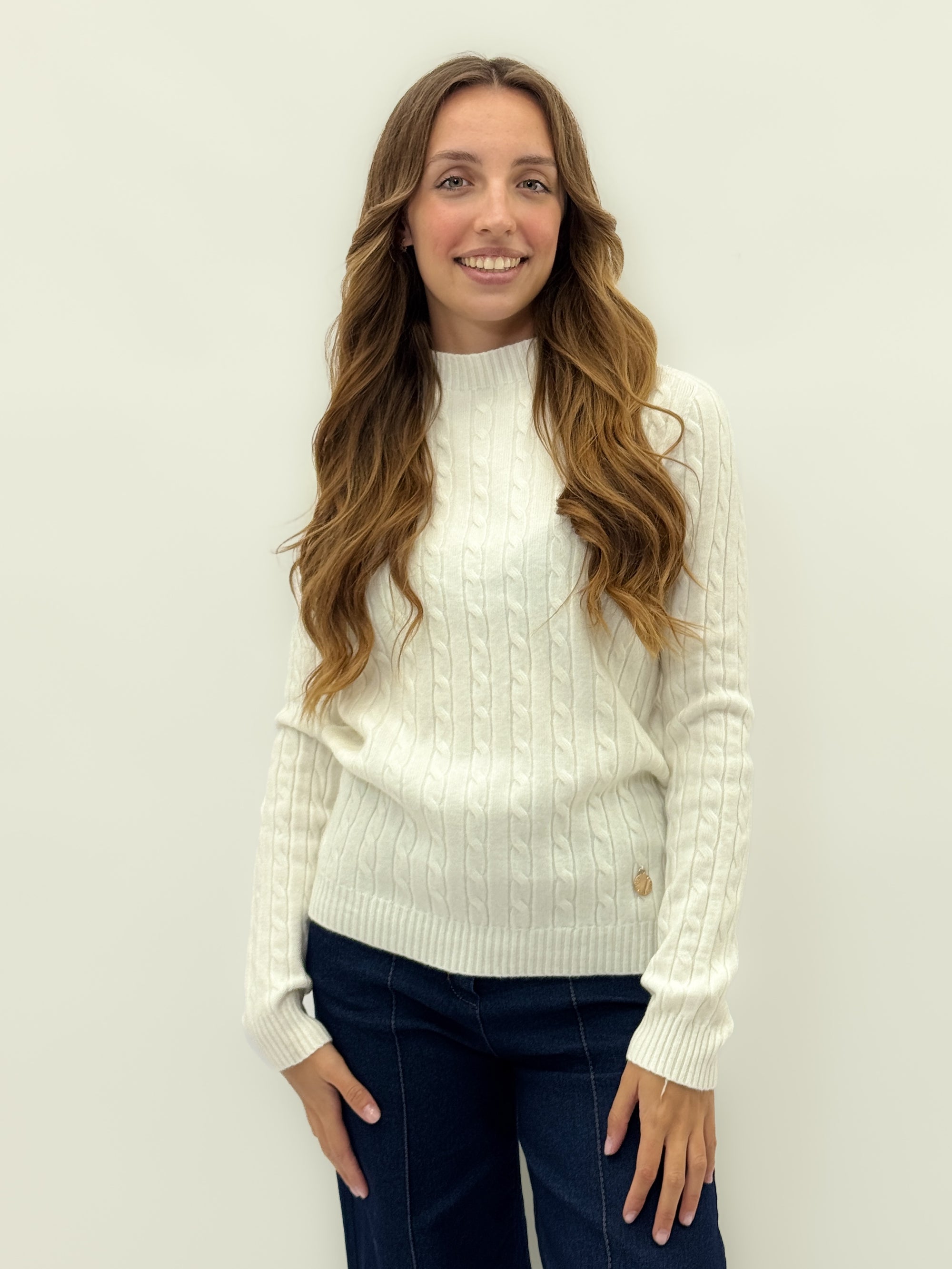 Maglia morbida trecce basic – Calore e semplicità raffinata